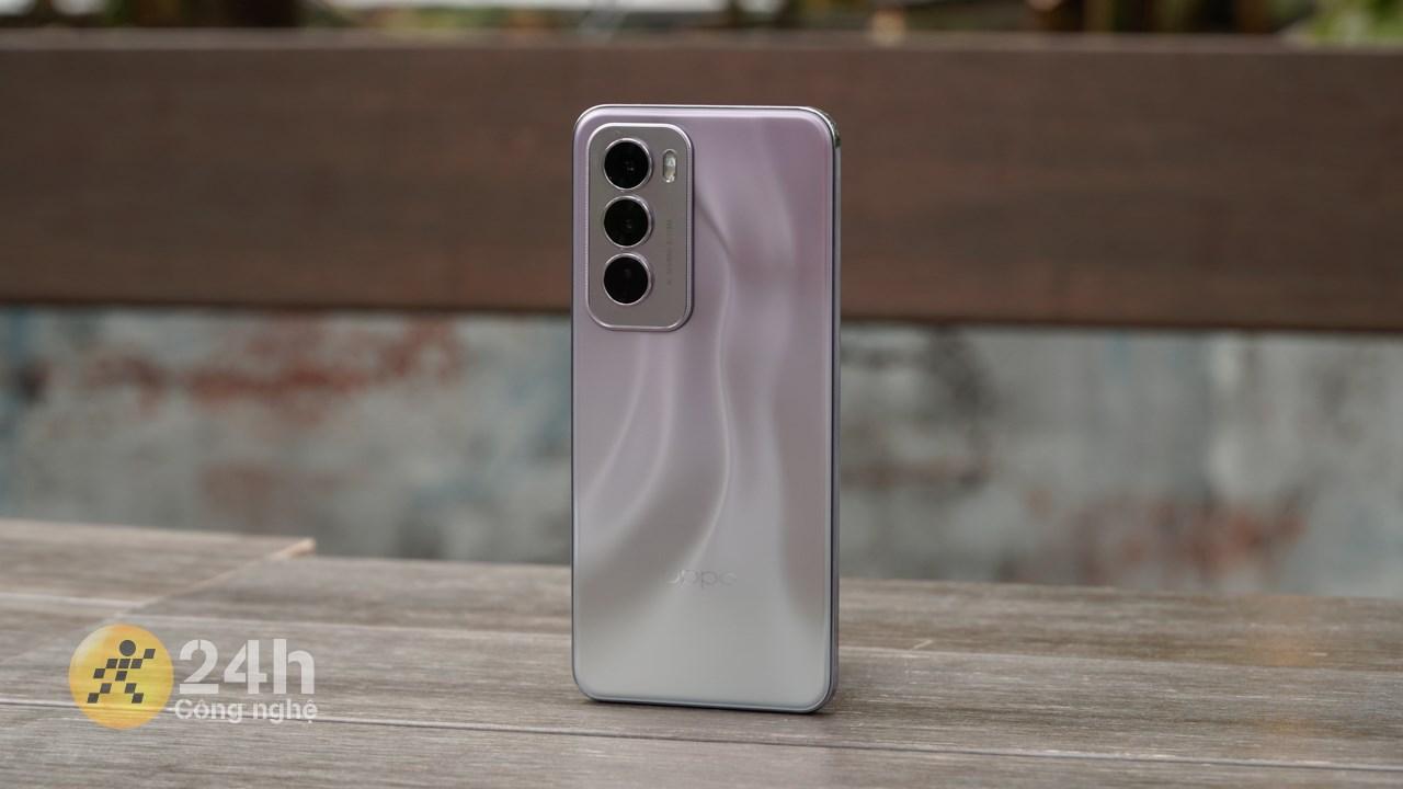 Thiết kế OPPO Reno12 Pro đã vuông hơn một chút so với các thế hệ trước.