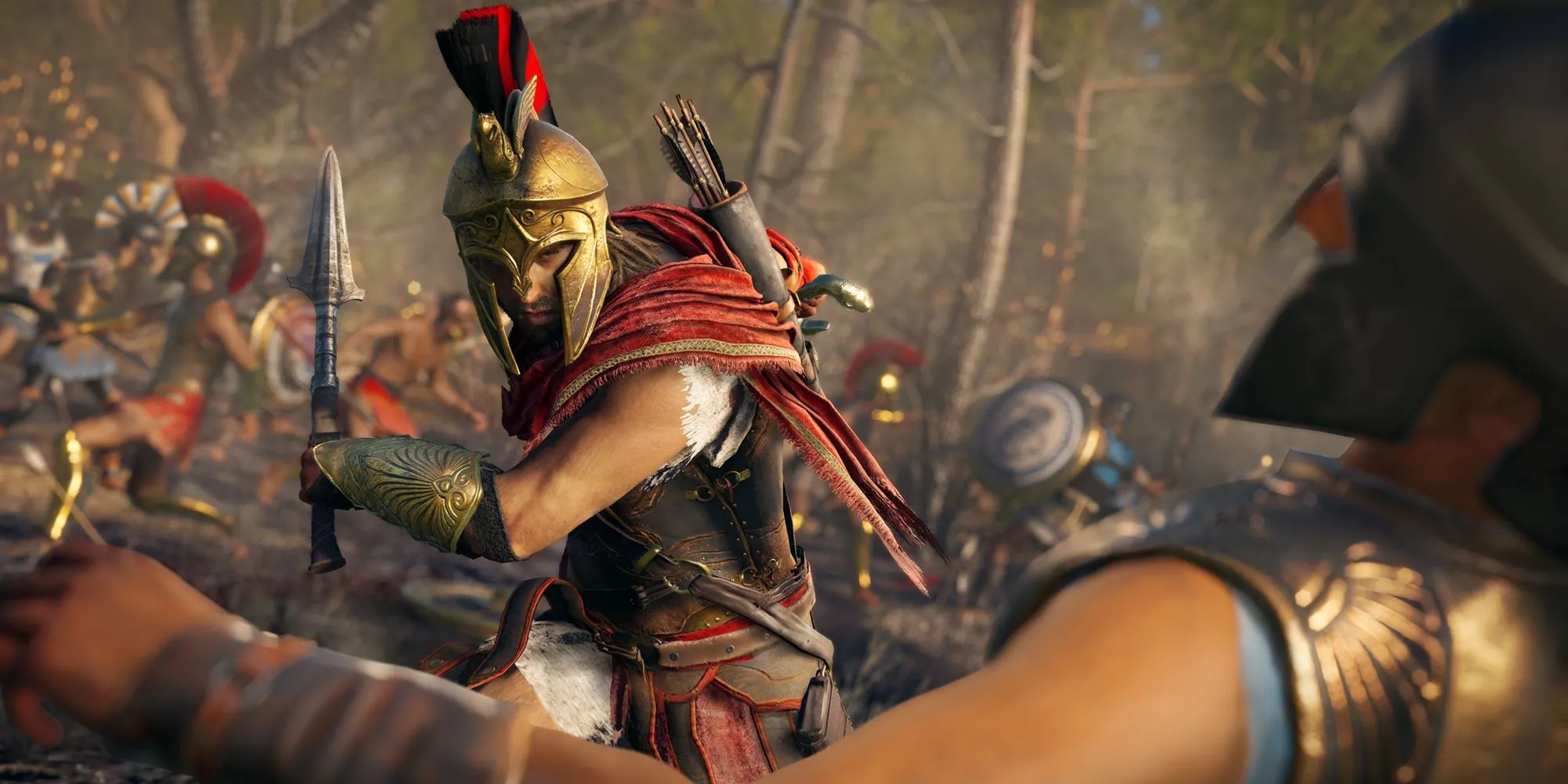 Alexios đang thực hiện cú &quot;Spartan Kick&quot; nổi tiếng để hạ gục kẻ địch trong Assassin's Creed Odyssey, trước phông nền Hy Lạp cổ đại hùng vĩ.