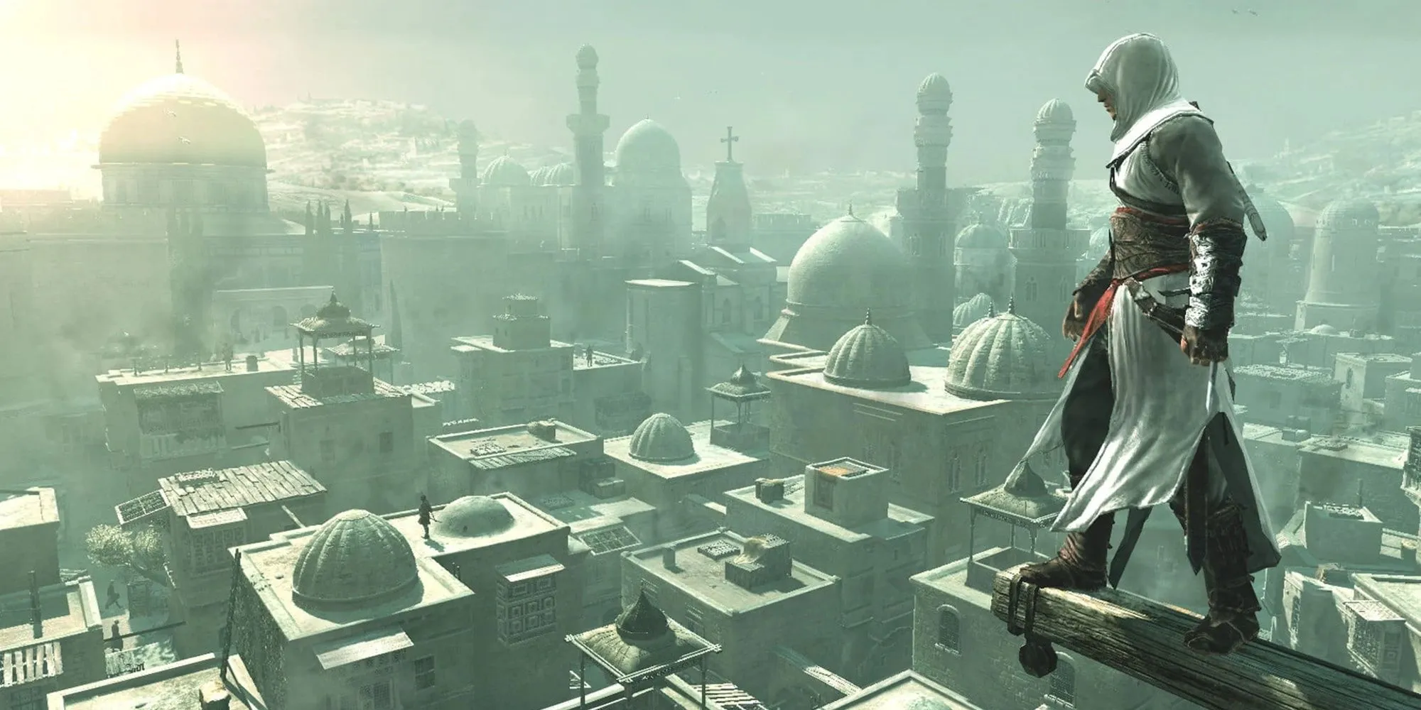 Altaïr đứng trên nóc một tòa nhà cao tầng trong Assassin's Creed 1, ngắm nhìn cảnh quan Vùng Đất Thánh.