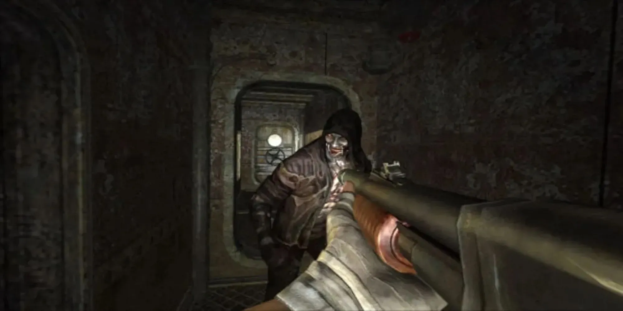 Ảnh chụp màn hình từ game kinh dị sinh tồn Condemned 2 Bloodshot, thể hiện môi trường u ám và một nhân vật đang đối đầu với kẻ thù bằng vũ khí cận chiến.
