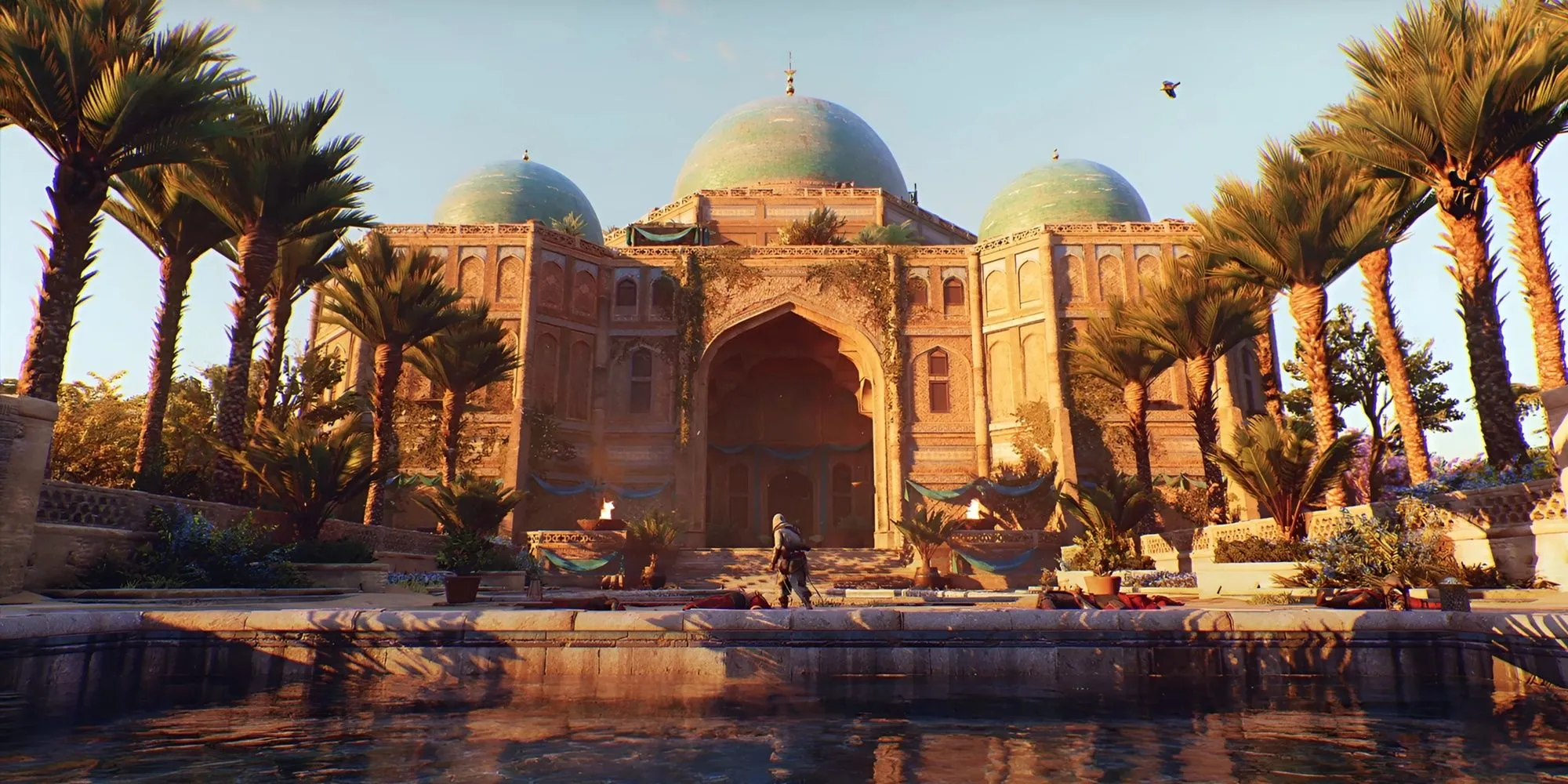 Basim đang đứng trước một tòa nhà đặc trưng của Baghdad trong Assassin's Creed Mirage, thể hiện kiến trúc Hồi giáo độc đáo.