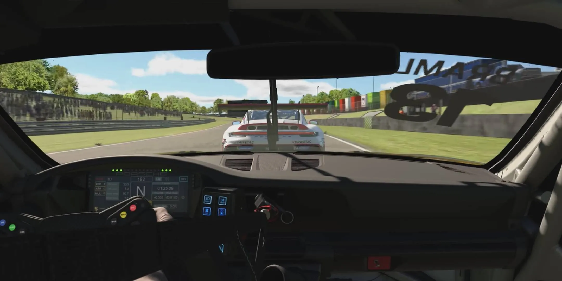 Cảnh đua online trực tiếp đầy chân thực với góc nhìn buồng lái trong game mô phỏng iRacing