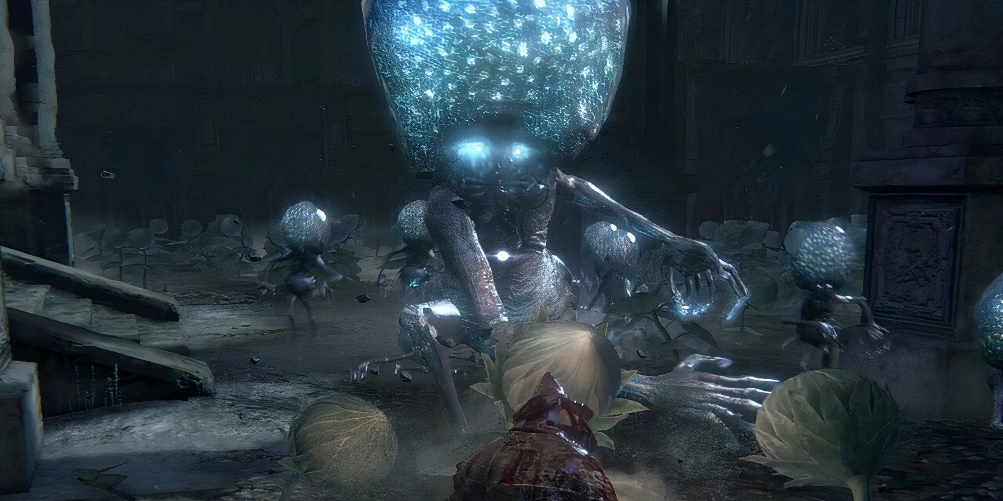 Celestial Emissary khổng lồ trong Bloodborne, được bao quanh bởi nhiều phiên bản nhỏ hơn của chính nó trong một khu vườn hoa.