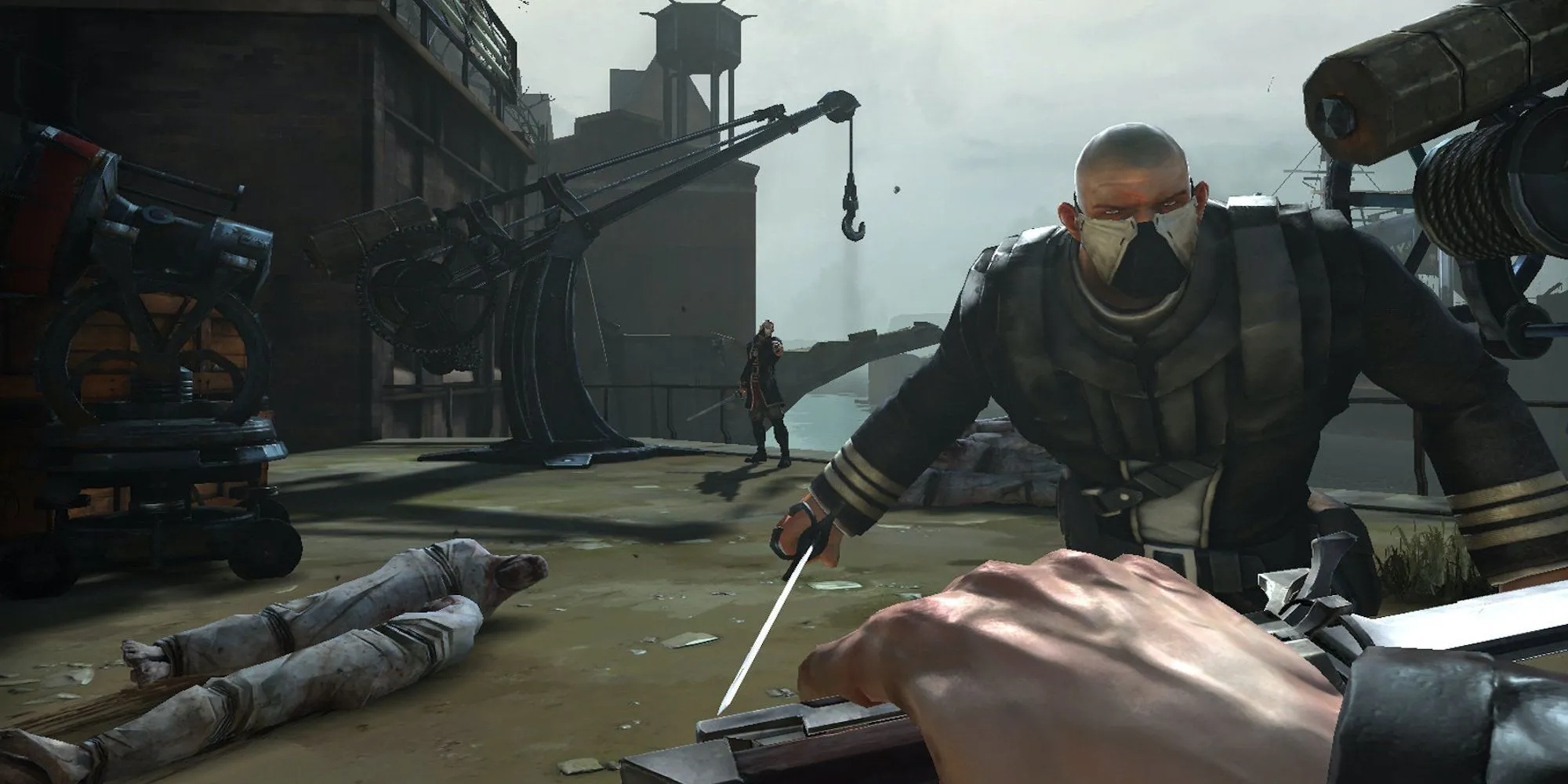 Corvo Attano sử dụng năng lực siêu nhiên chiến đấu với lính gác ở Dunwall trong Dishonored