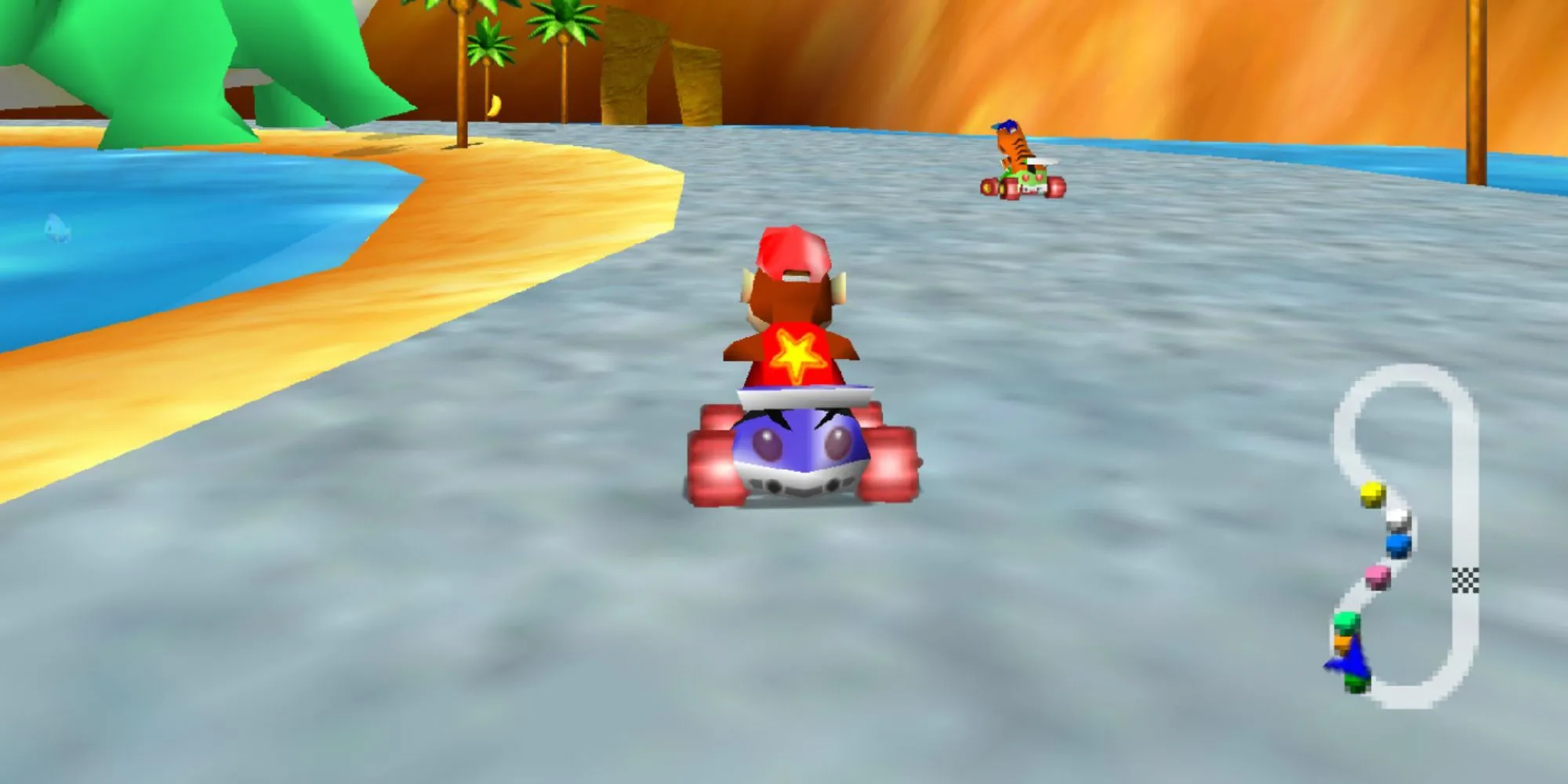 Diddy Kong lái xe kart xanh dương trên bãi biển trong Diddy Kong Racing