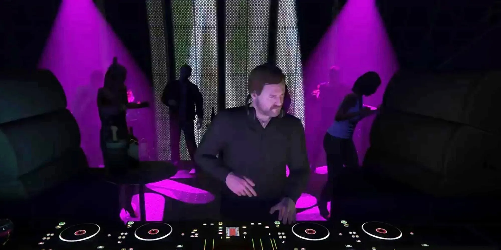 DJ Solomun biểu diễn trong câu lạc bộ đêm ở GTA Online