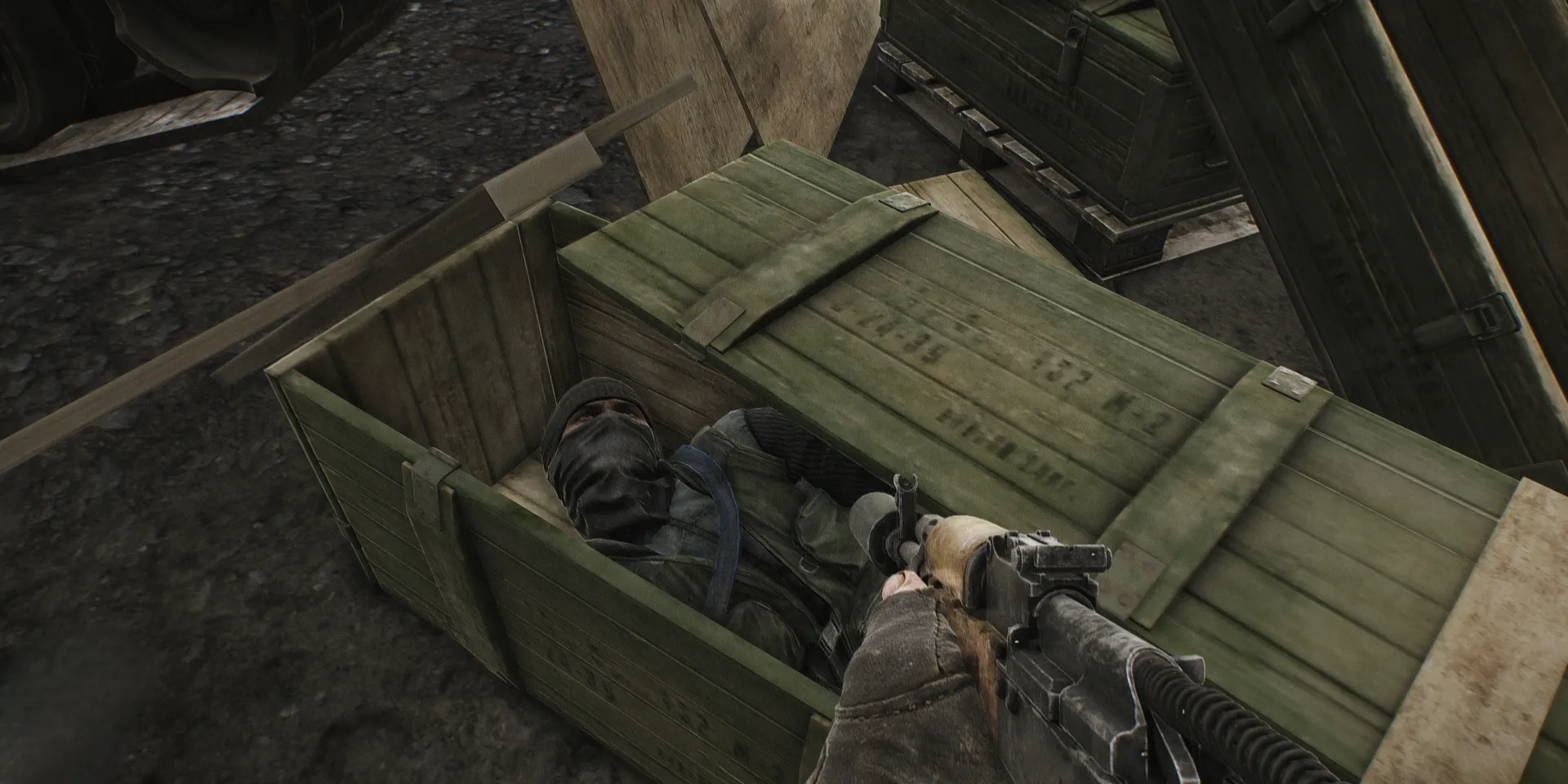 Escape From Tarkov: dead scav inside ammunition box