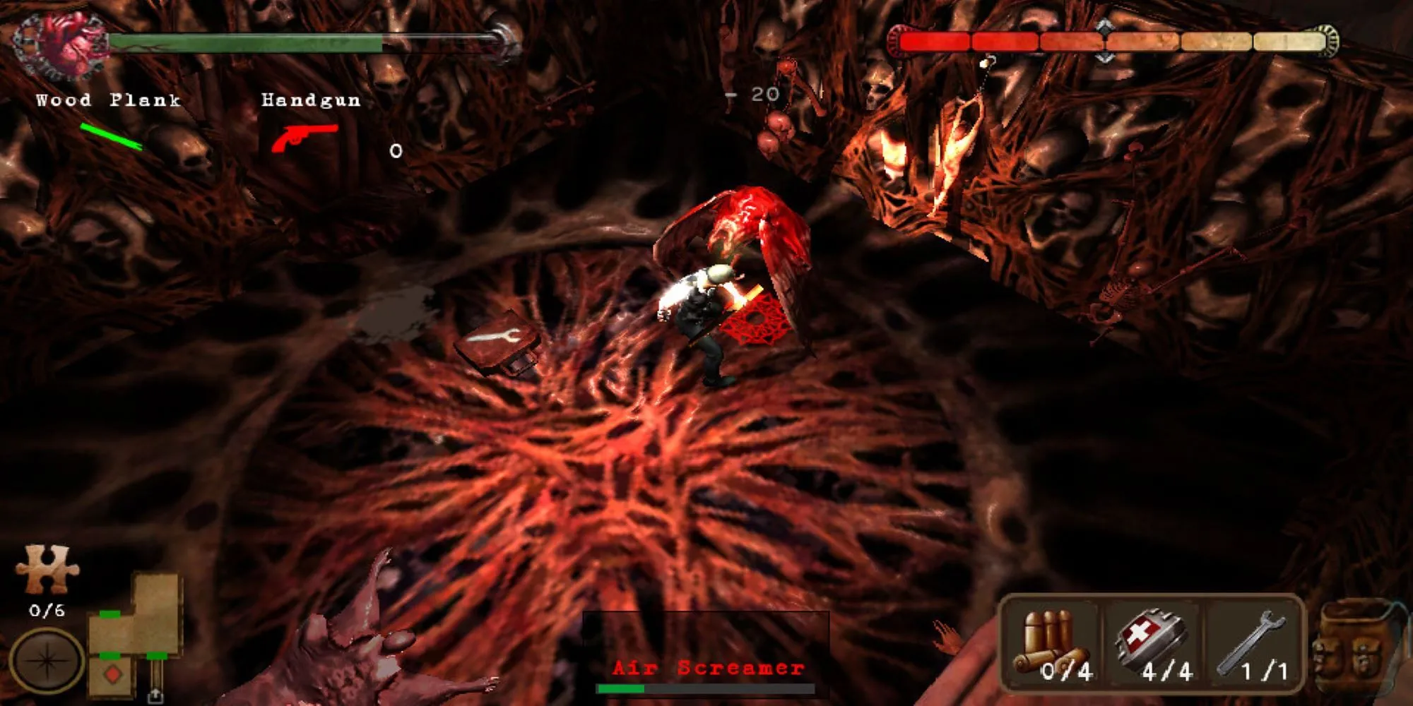 Gameplay từ Silent Hill Book of Memories khi người chơi chiến đấu với một screamer trong căn phòng làm từ thịt và xương