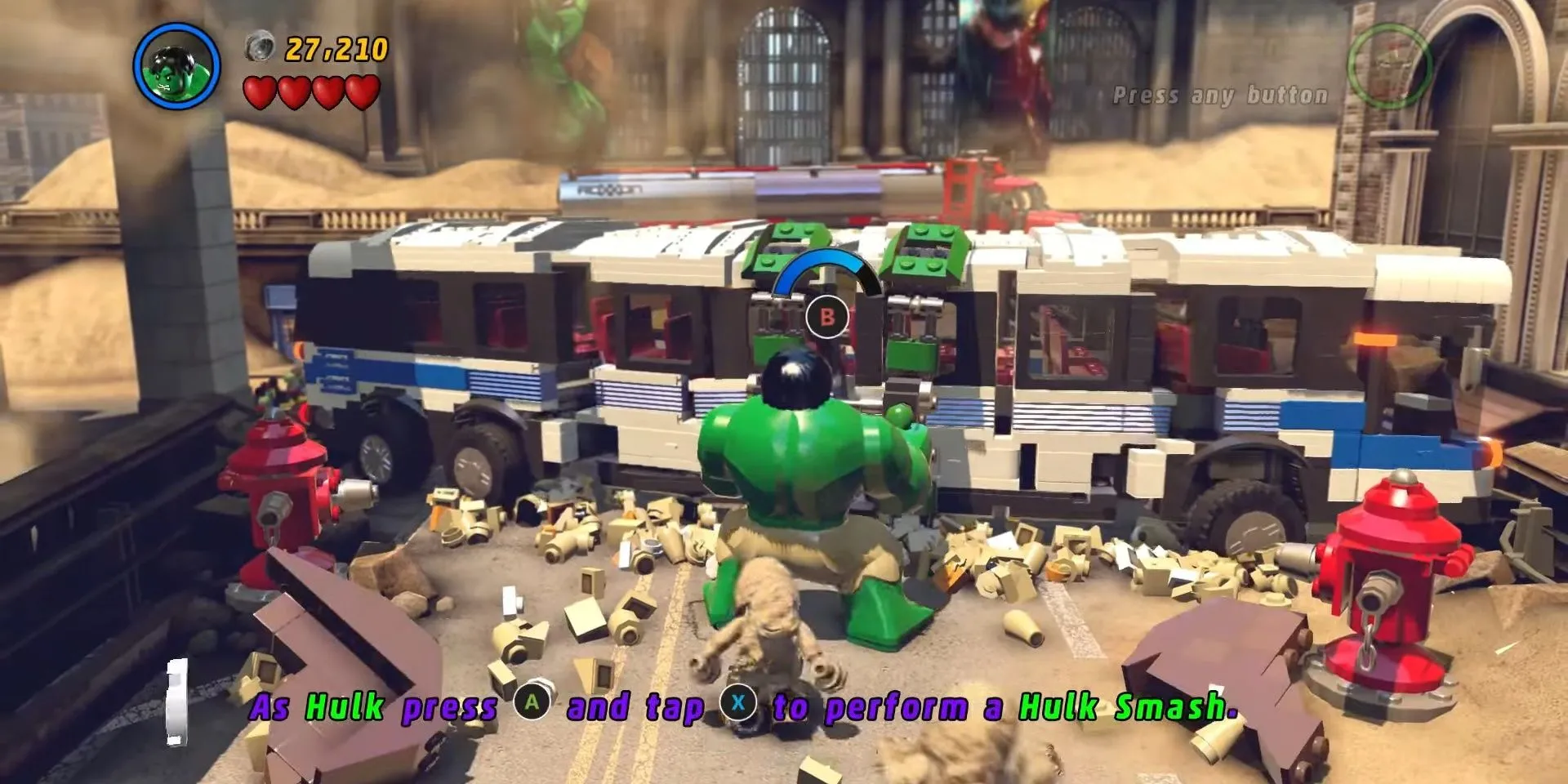 Hulk xé toạc chiếc xe buýt làm từ LEGO trong LEGO Marvel Super Heroes