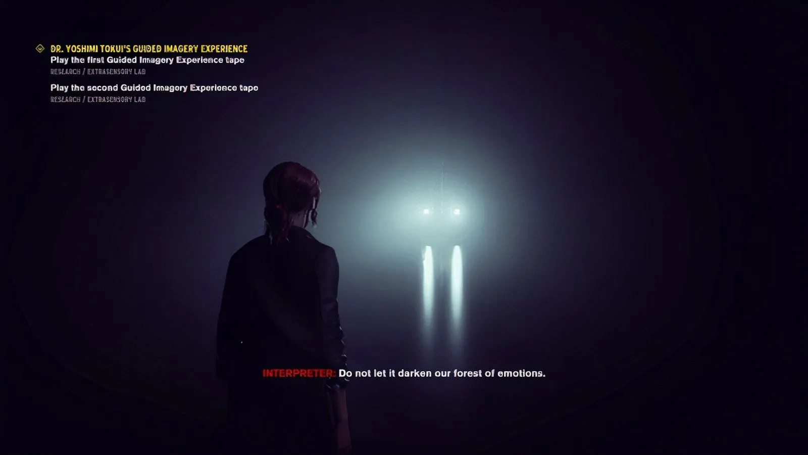 Jesse Faden trong một căn phòng tối tăm, một cảnh gameplay của Control