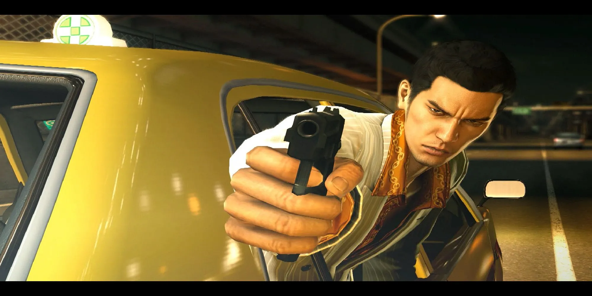 Kazuma Kiryu bắn súng từ cửa sổ ô tô trong game Yakuza 0
