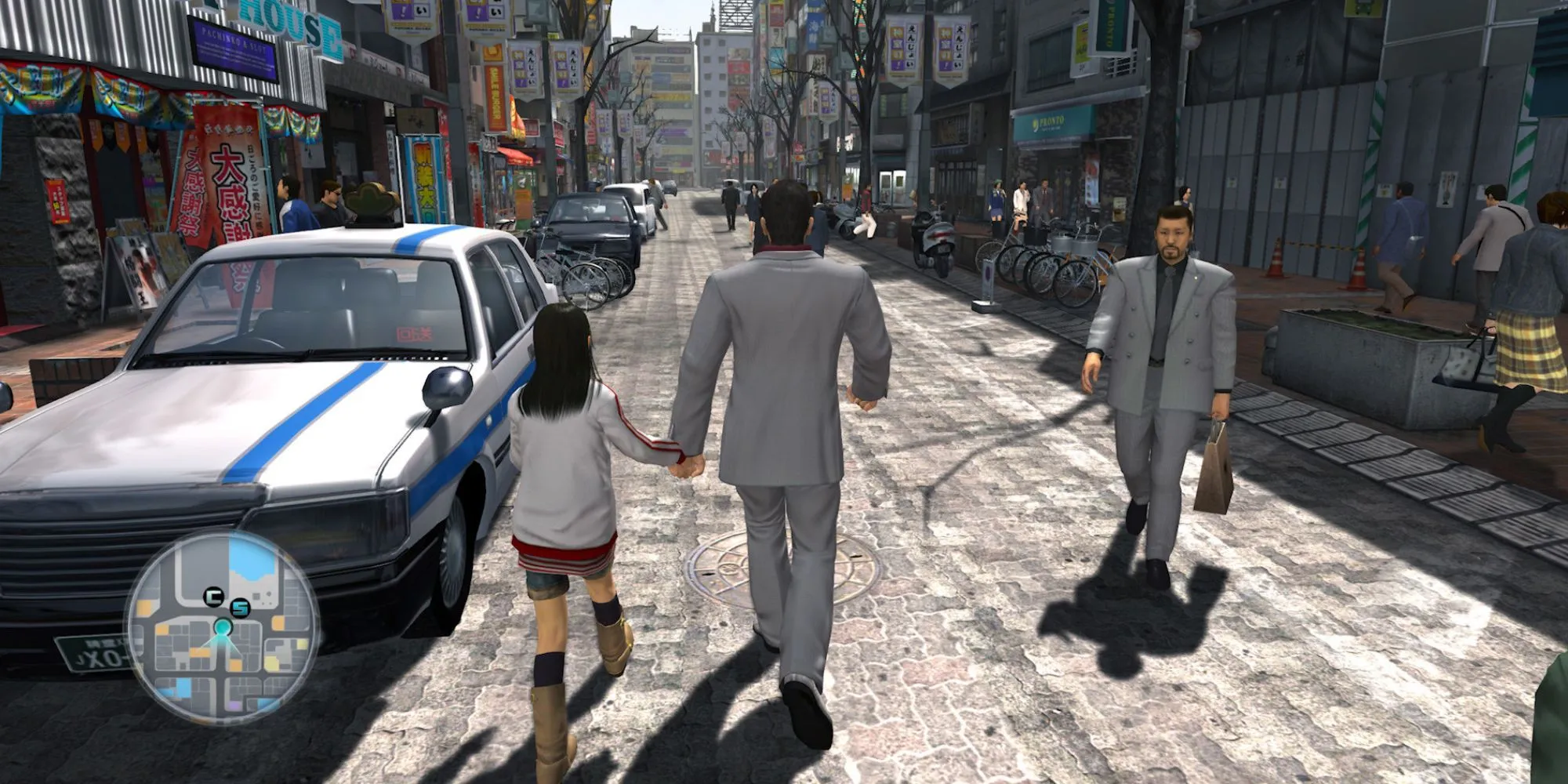 Kiryu Kazuma dắt tay Haruka Sawamura đi dạo trên phố Kamurocho trong Yakuza 3 Remastered