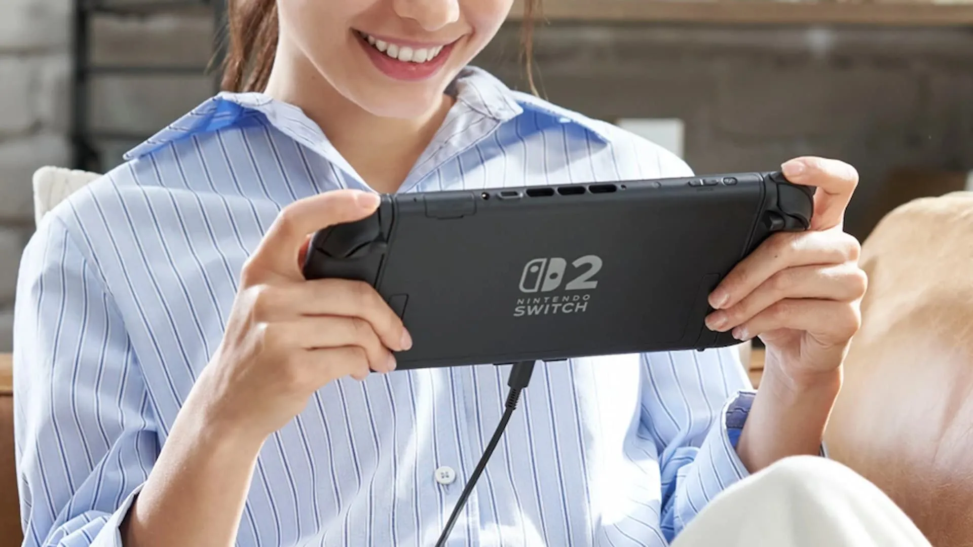 Máy chơi game Nintendo Switch 2 được cầm trên tay
