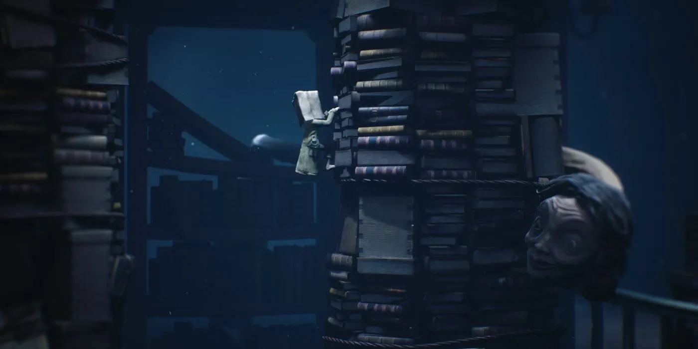 Mono đang leo lên chồng sách cùng quái vật cổ dài trong Little Nightmares II.