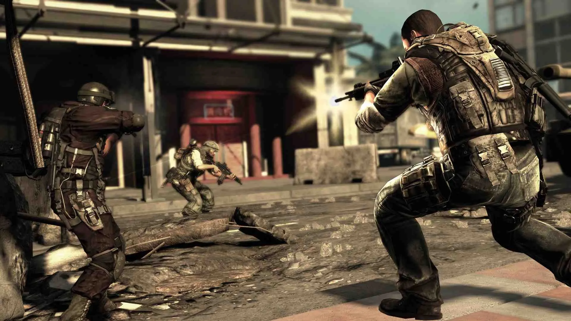 Một cảnh hành động trong SOCOM 4, thể hiện gameplay bắn súng chiến thuật quen thuộc