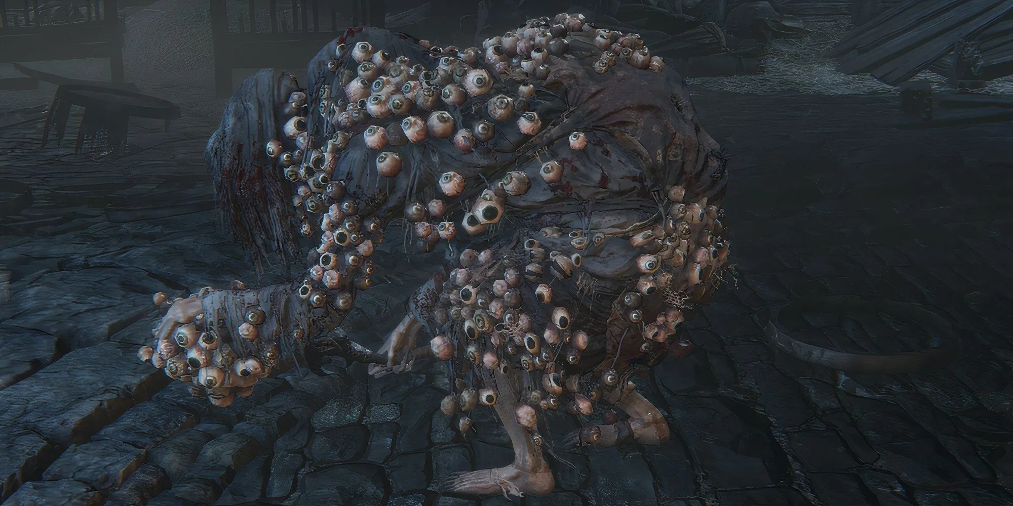 Một trong những Phù thủy Hemwick trong Bloodborne, một sinh vật già nua, gầy gò đang đứng giữa một đấu trường mờ ảo.