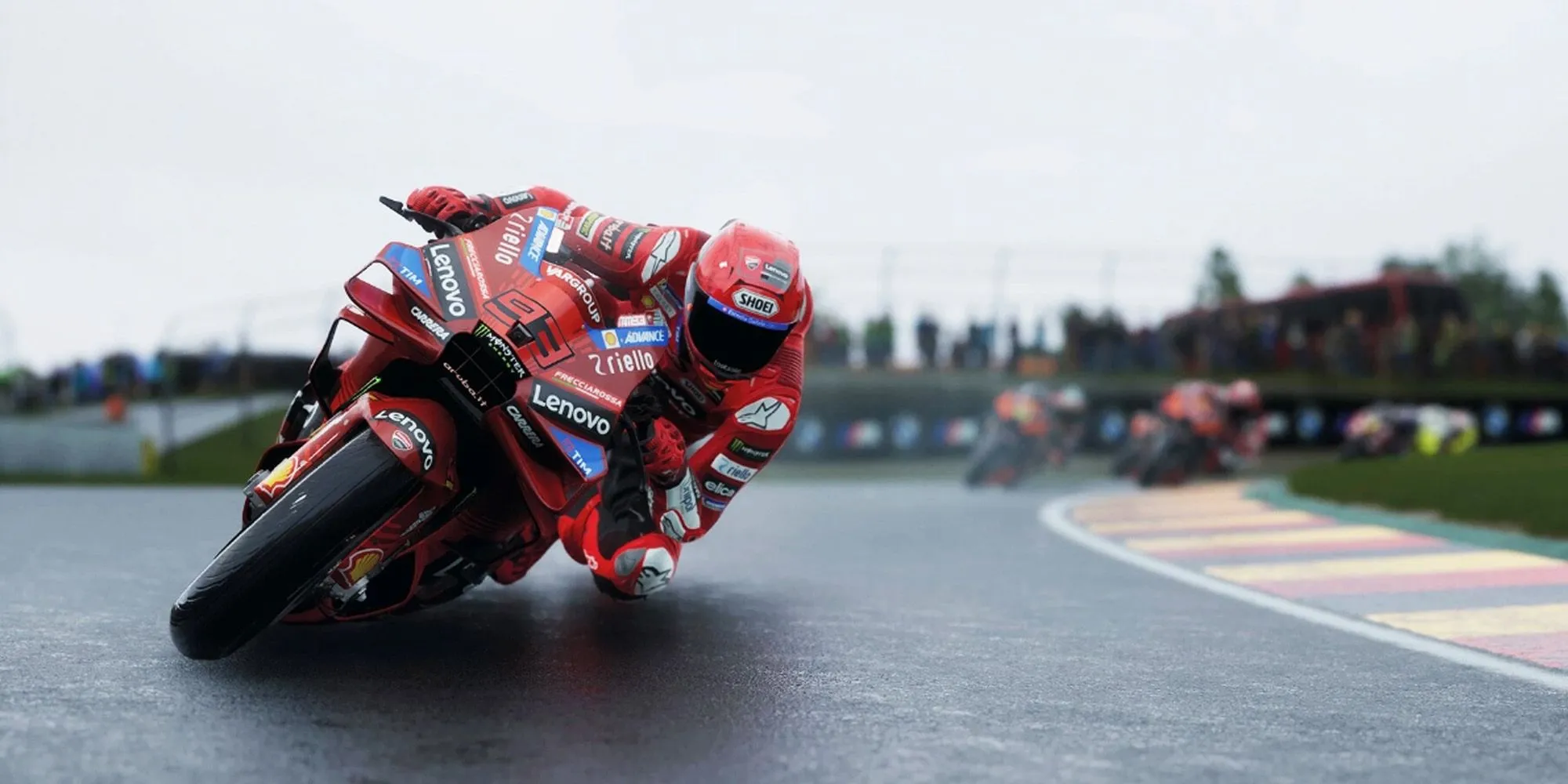 MotoGP 25: Tay đua Marc Marquez trên chiếc Ducati, thể hiện đồ họa game chân thực.