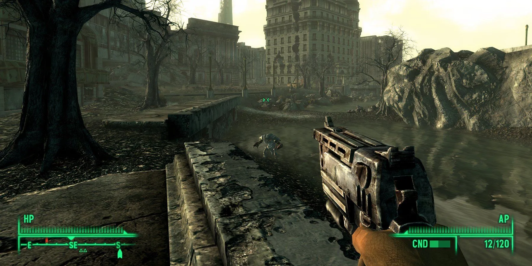 Người chơi ngắm bắn súng trường trong một phân cảnh gameplay của Fallout 3, minh họa cho cơ chế bắn súng gốc của game.