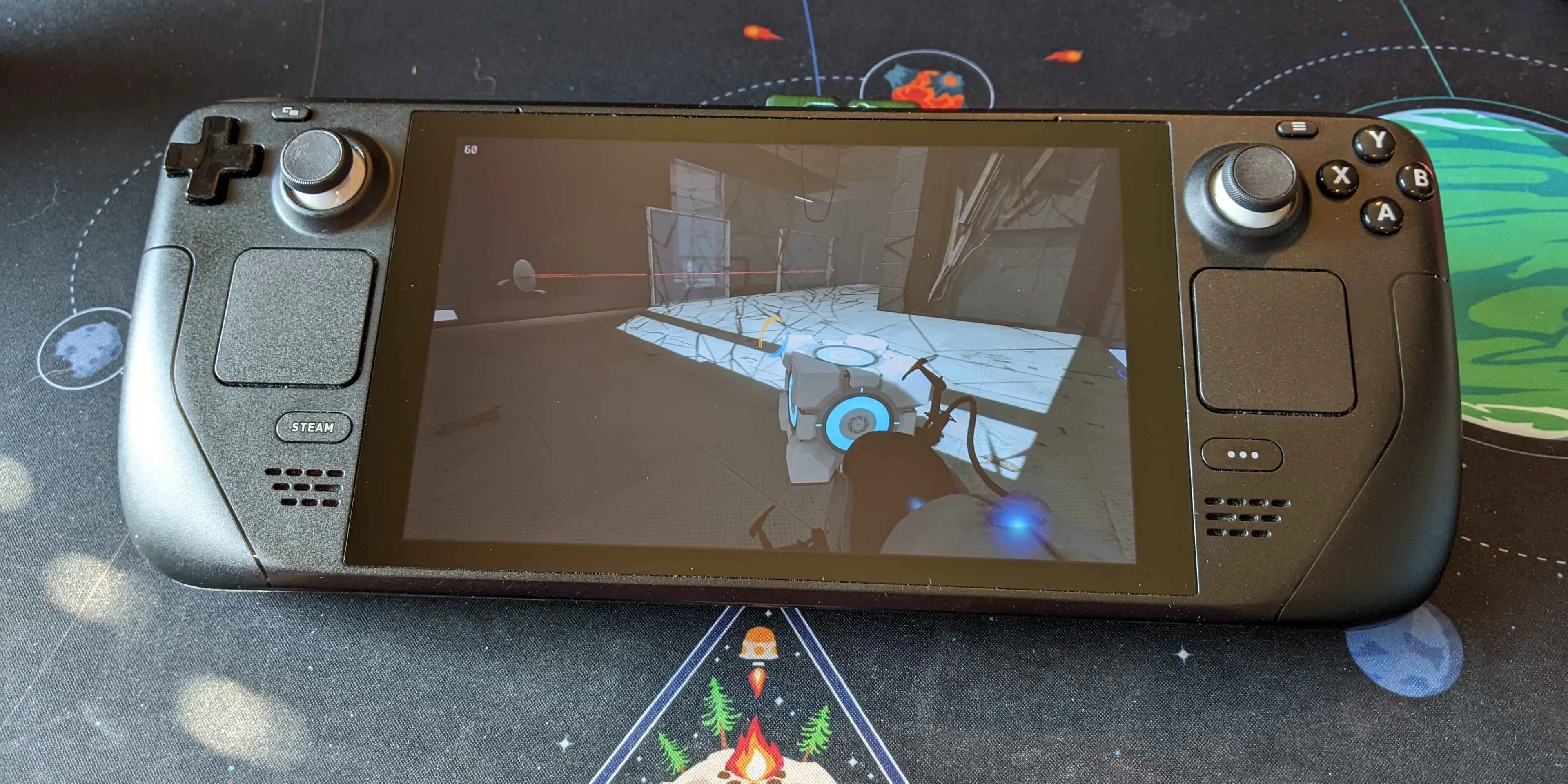 Người chơi trong Portal 2 sử dụng khẩu súng Portal để di chuyển khối lập phương trên Steam Deck