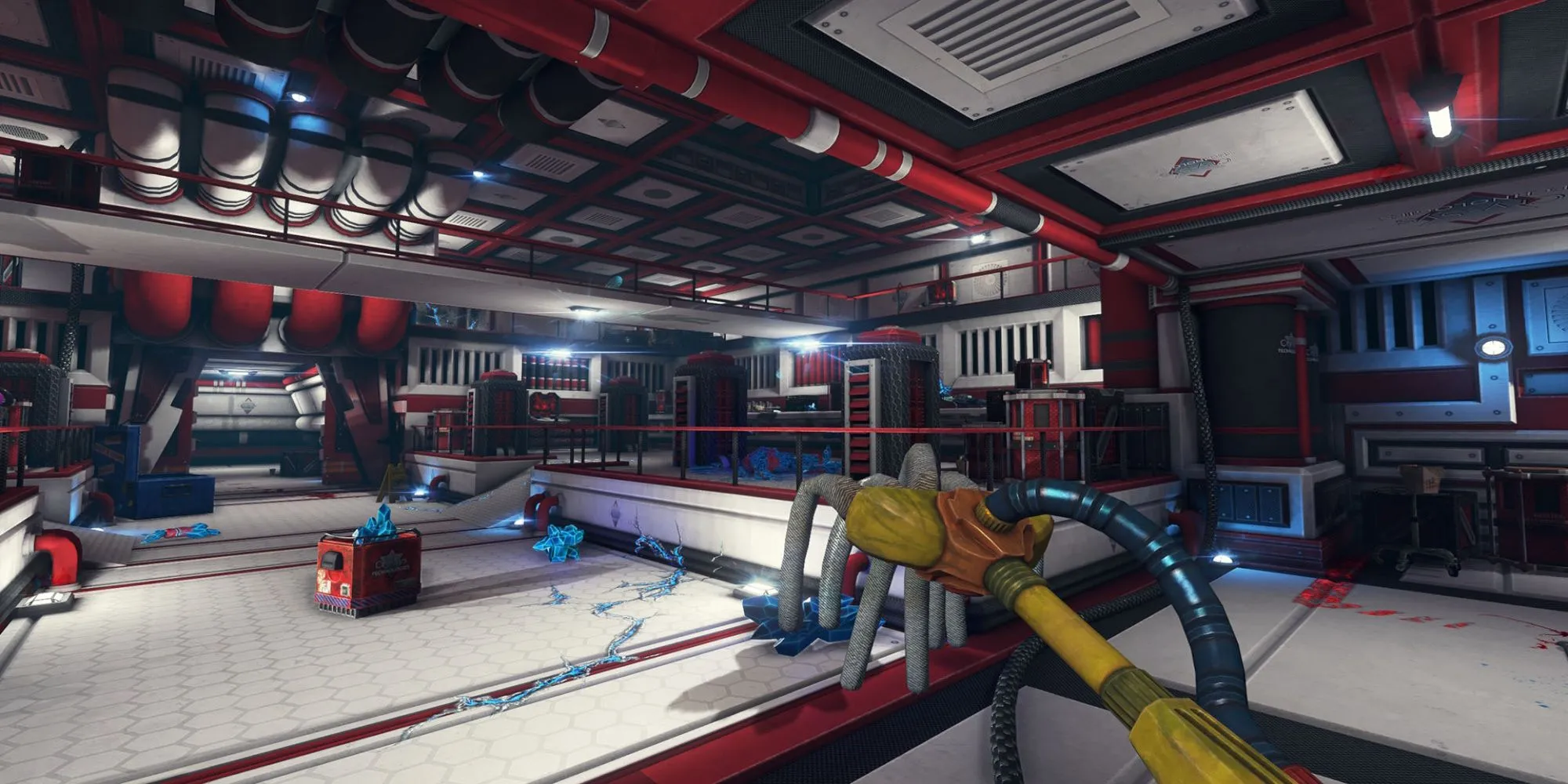 Người chơi trong Viscera Cleanup Detail đang lau dọn sàn nhà dính máu sau một cuộc tàn sát