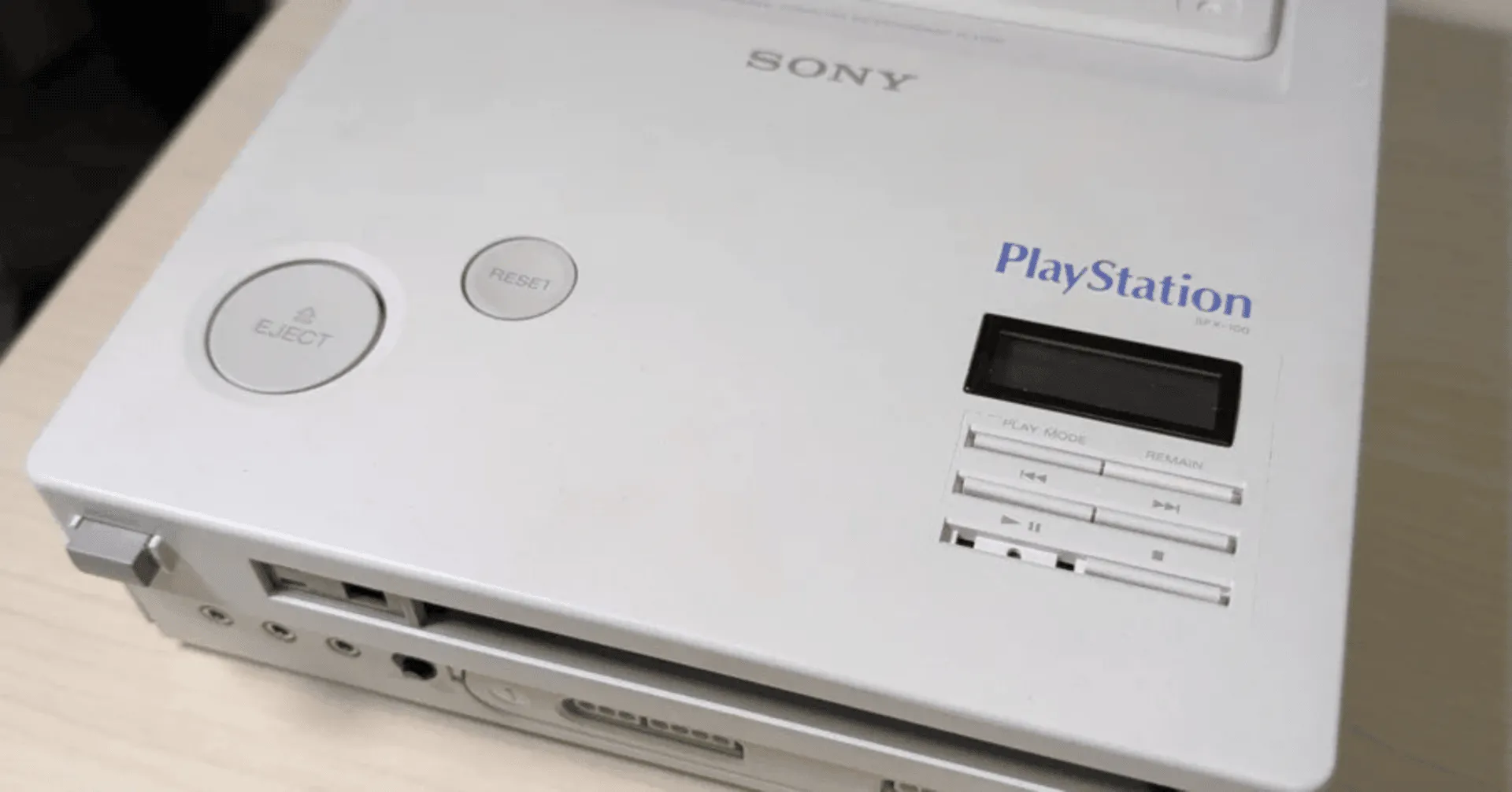 Nguyên mẫu Nintendo PlayStation của Ken Kutaragi với logo PlayStation màu xanh