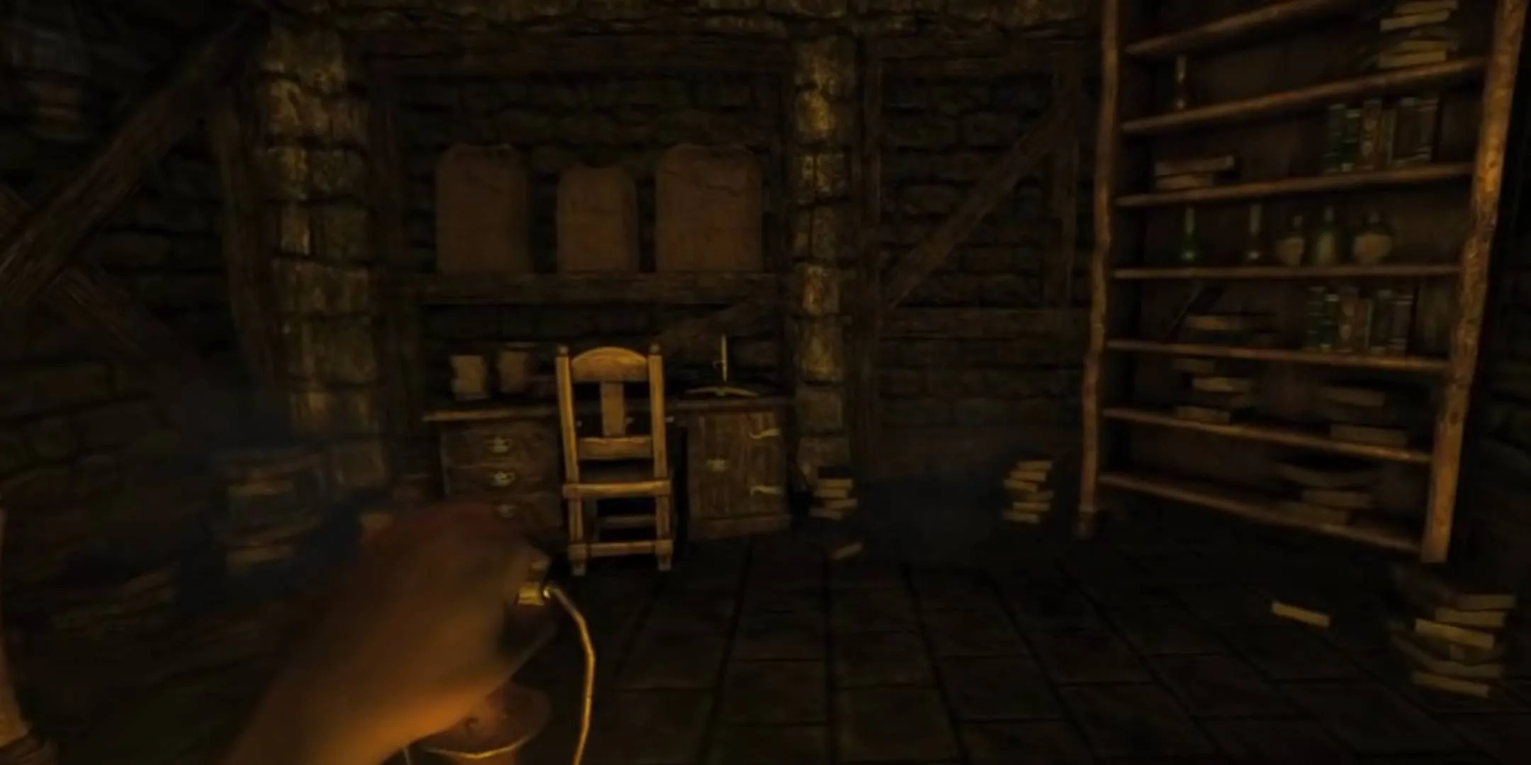 Nhân vật cầm đèn trong căn phòng tối tăm trong Amnesia The Dark Descent