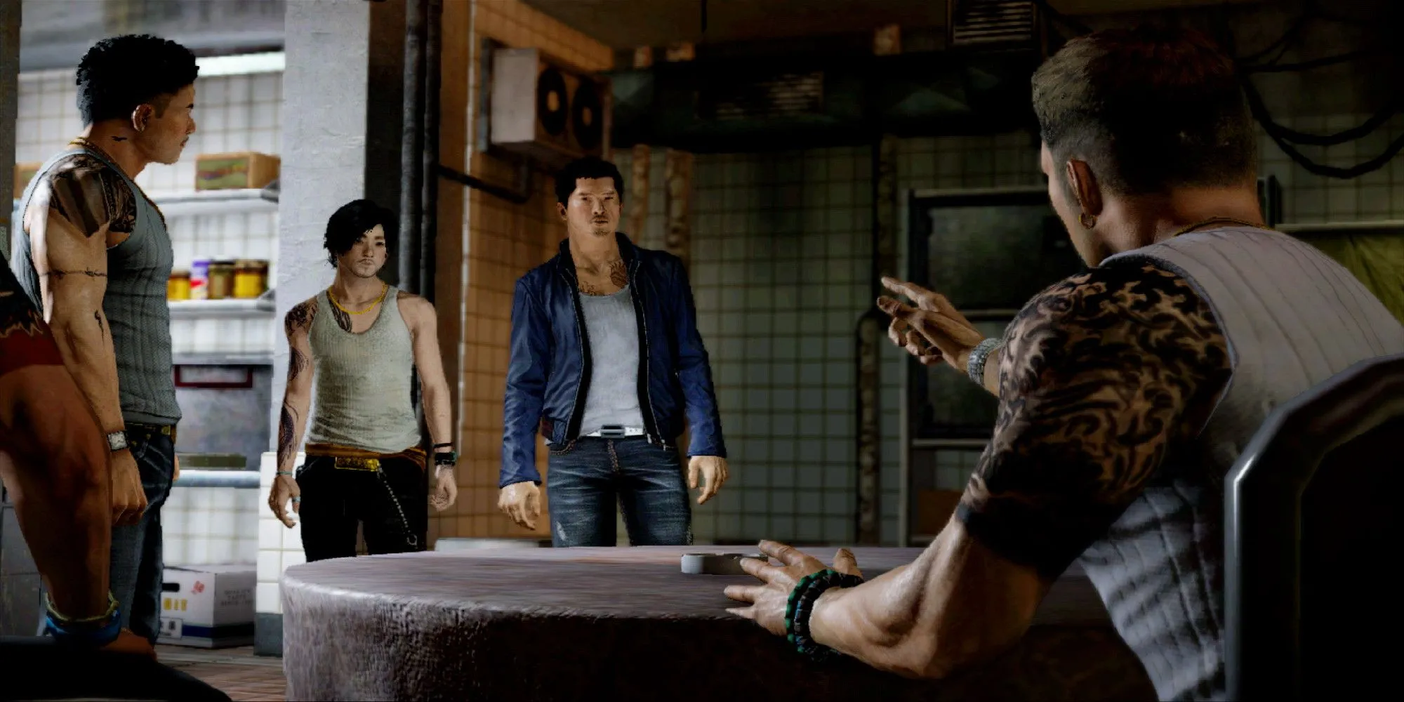 Nhân vật chính Wei Shen gặp một thành viên Triad trong game Sleeping Dogs