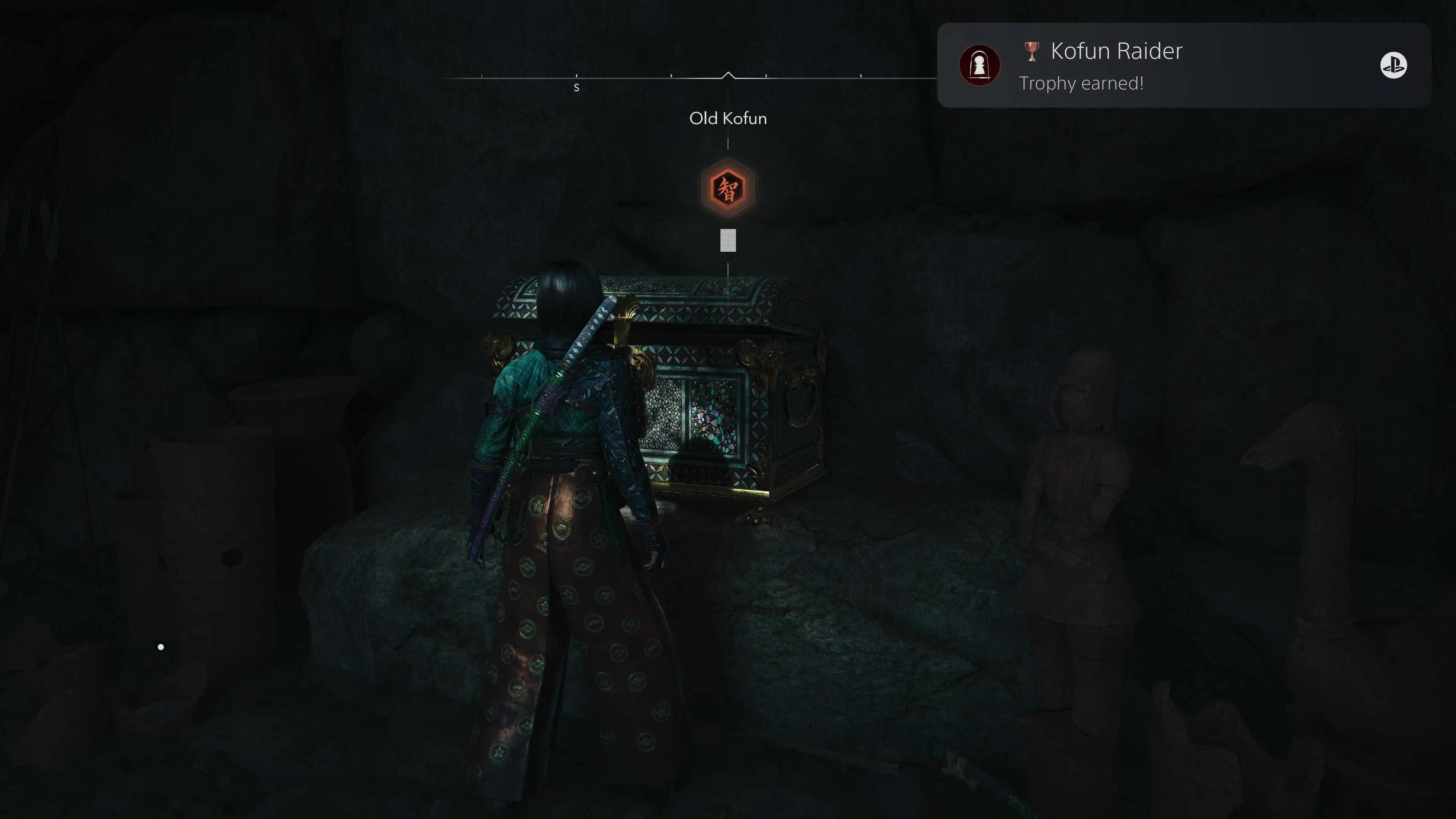 Nhân vật đang khám phá một lăng mộ Kofun tối tăm trong Assassin's Creed Shadows, hứa hẹn Điểm Tri Thức và kho báu giá trị.
