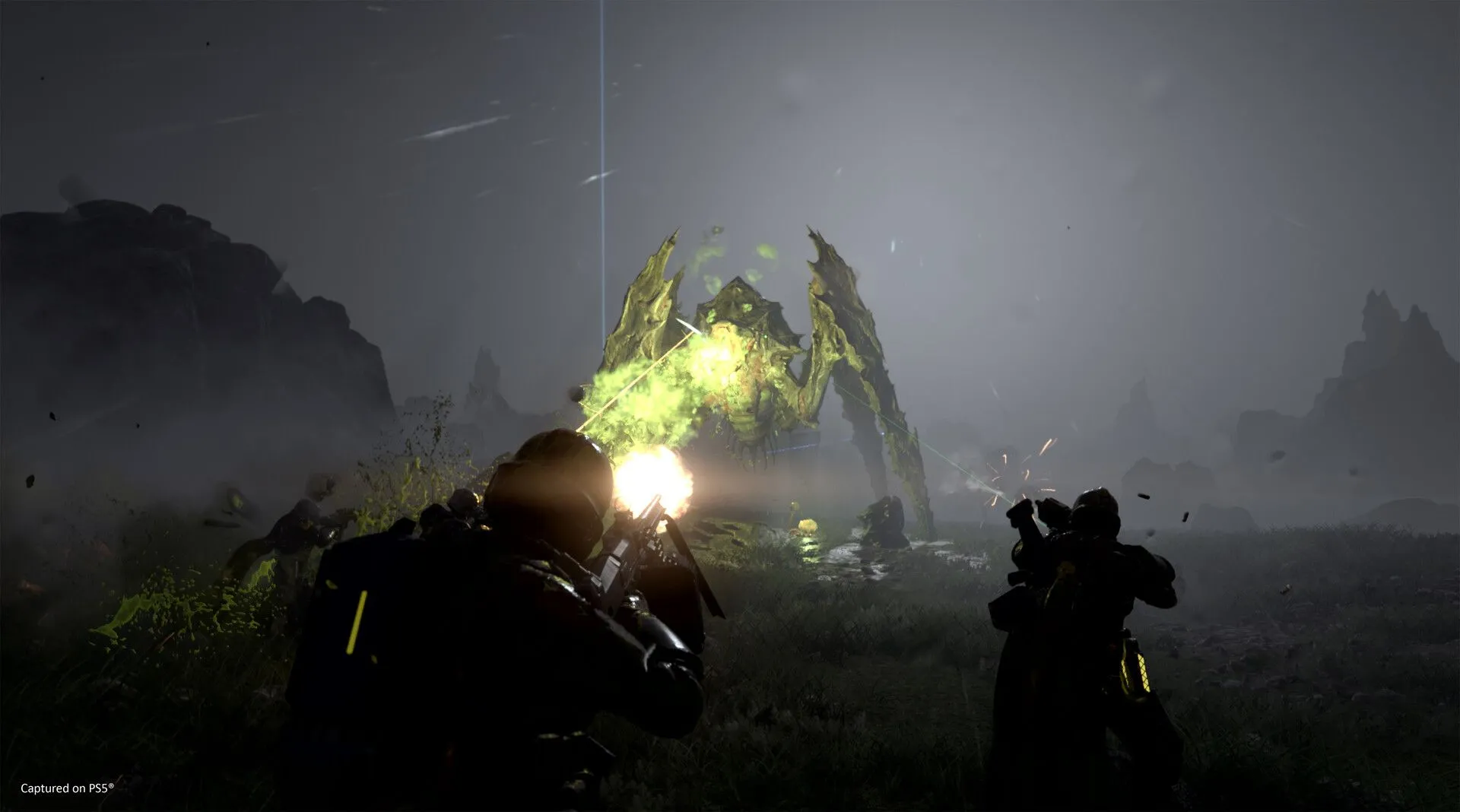 Nhân vật Helldiver dũng mãnh đối mặt với kẻ thù ngoài hành tinh trong game Helldivers 2
