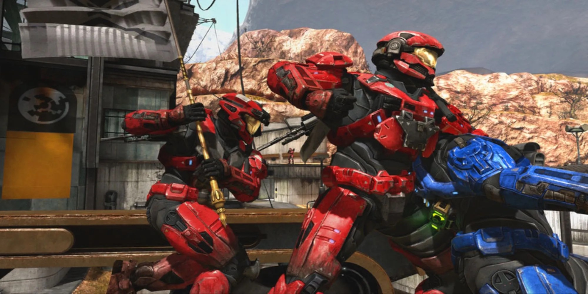 Nhân vật Master Chief đang vẫy lá cờ màu xanh trên bản đồ Blood Gulch (hay Valhalla) trong Halo: The Master Chief Collection