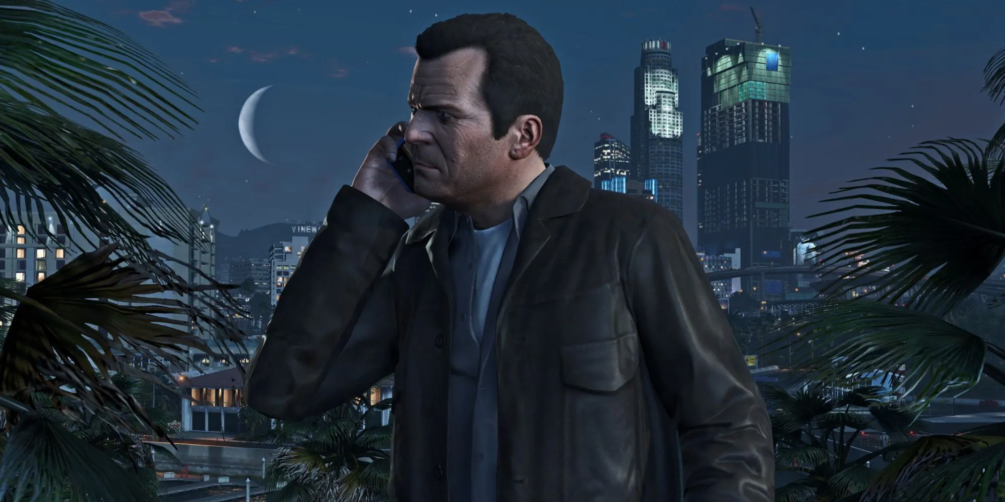 Nhân vật Michael đang nghe điện thoại trong Grand Theft Auto 5 (GTA 5)