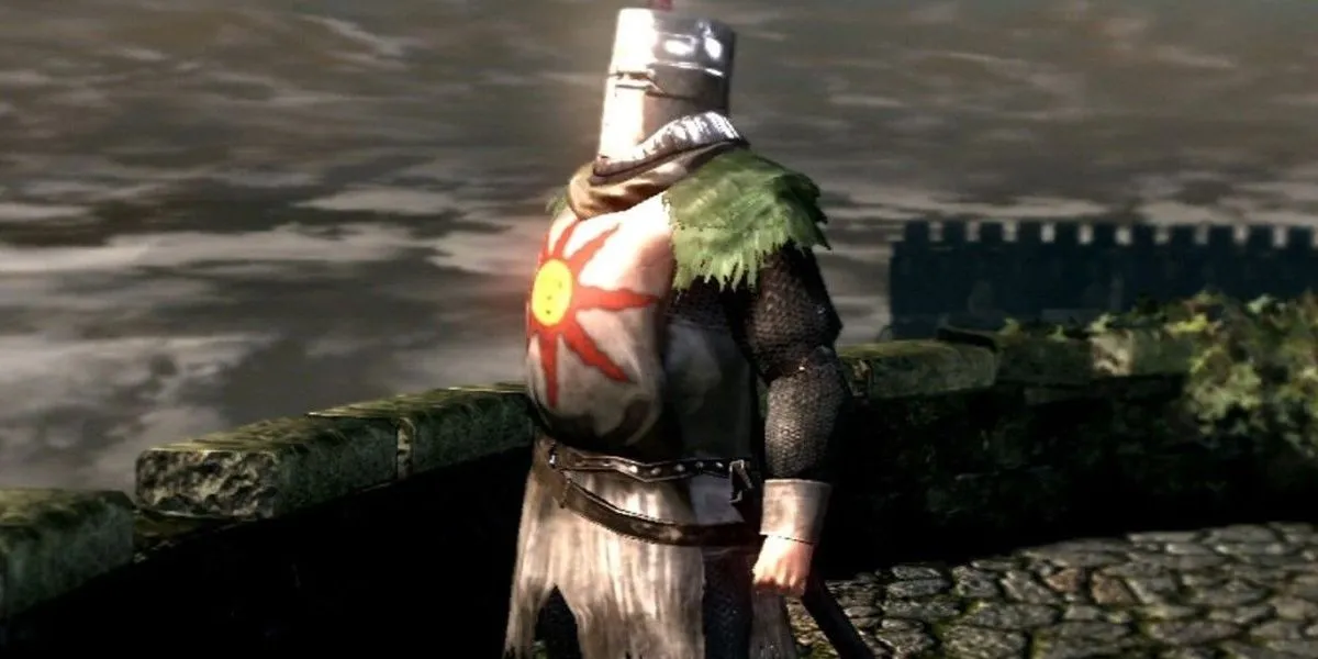 Nhân vật Solaire of Astora nhìn ra xa, biểu tượng cho thế giới đầy lore ẩn của Dark Souls