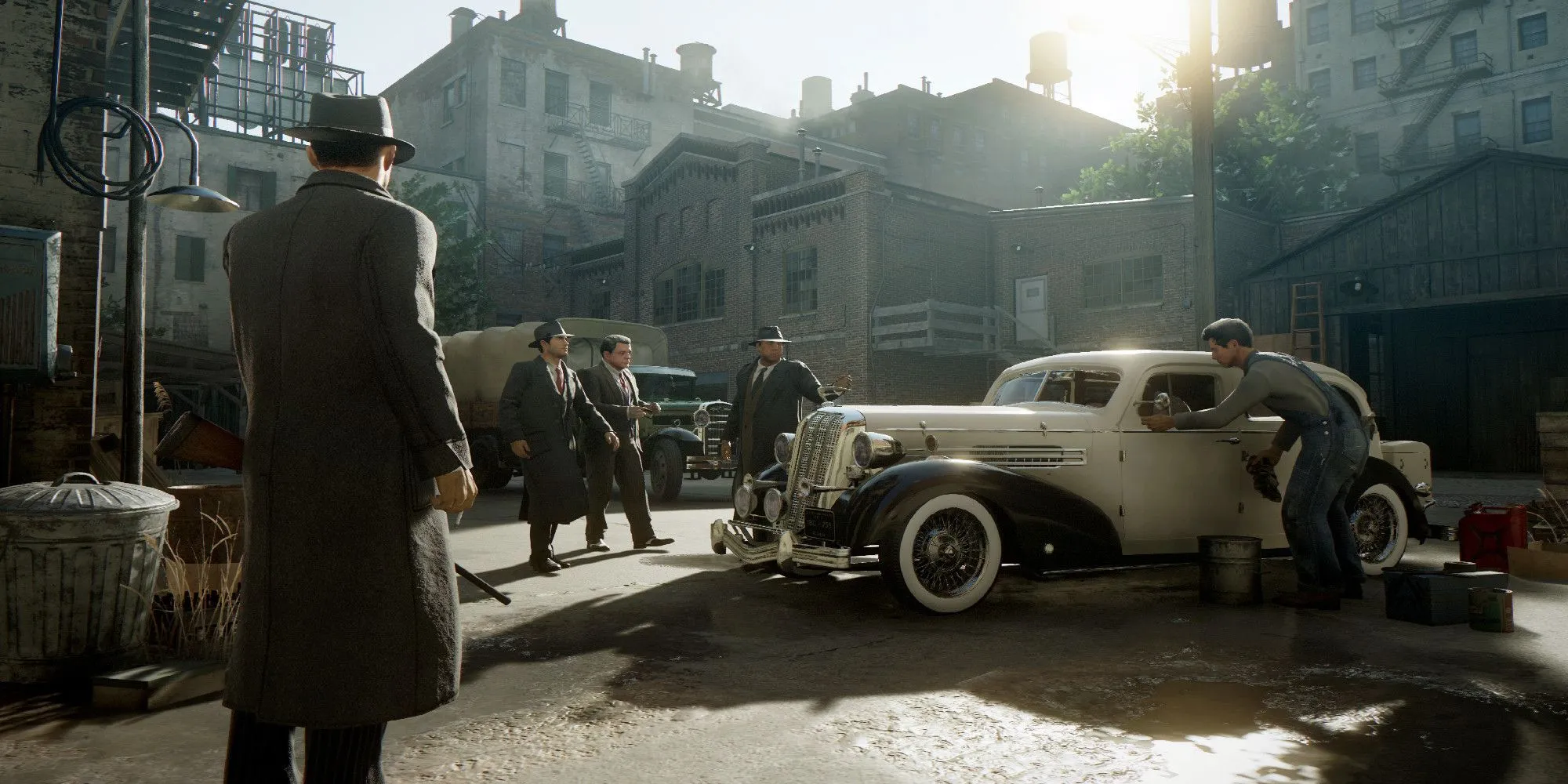 Nhân vật Tommy Angelo cùng những người làm kho trong game Mafia Definitive Edition