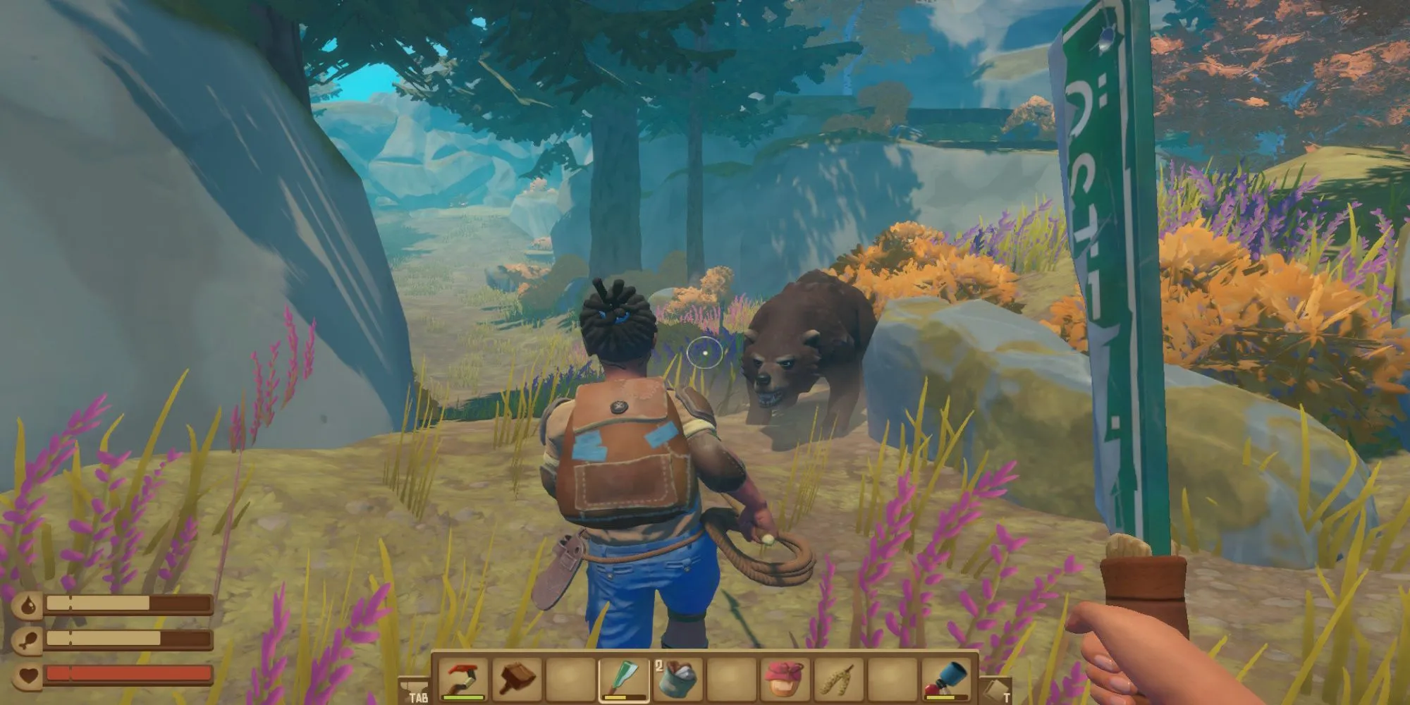 Nhân vật trong game Raft đang chiến đấu với một con cá mập trên chiếc bè tự chế giữa đại dương