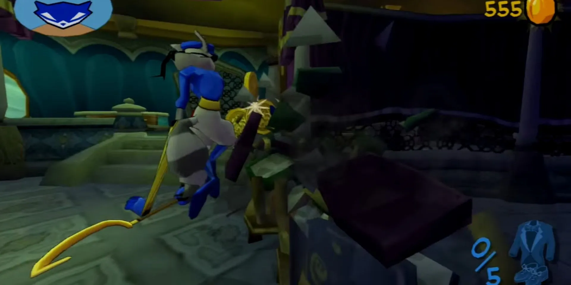 Sly Cooper tìm thấy chiếc nơ từ hành lý bị phá vỡ trong Sly 2: Band of Thieves