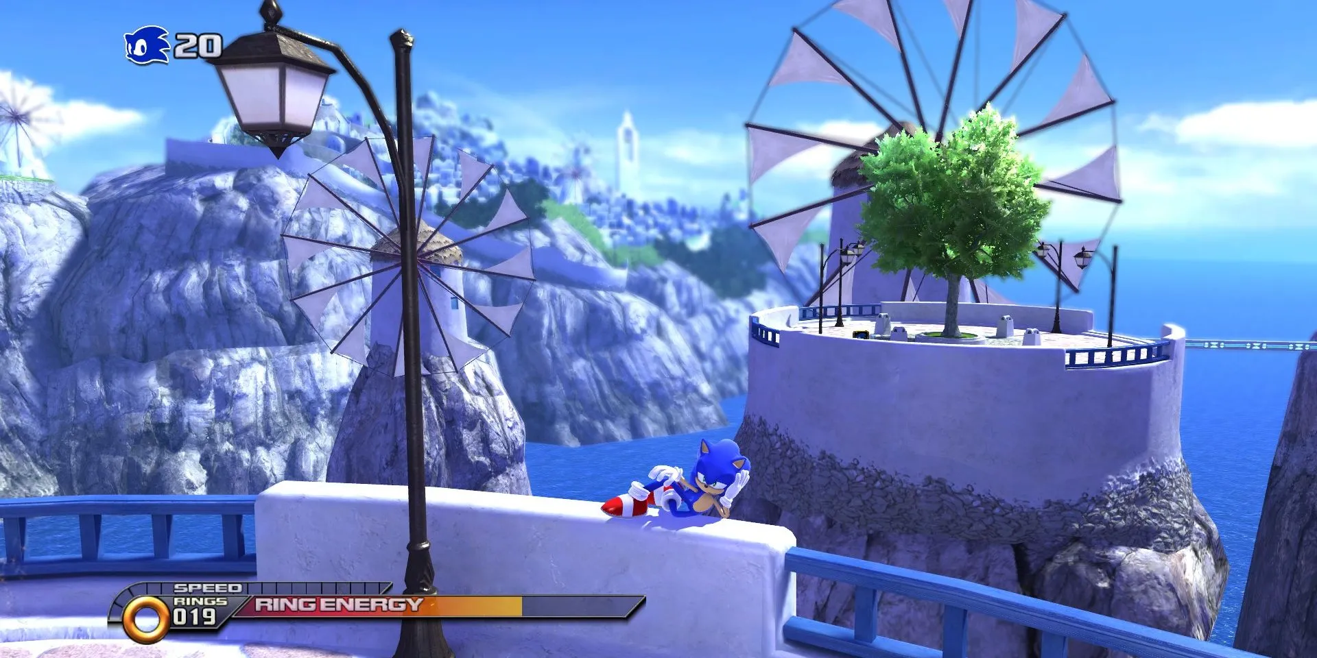 Sonic nằm trên lan can nhìn xuống một phần lớn thị trấn Windmill Isle trong Sonic Unleashed
