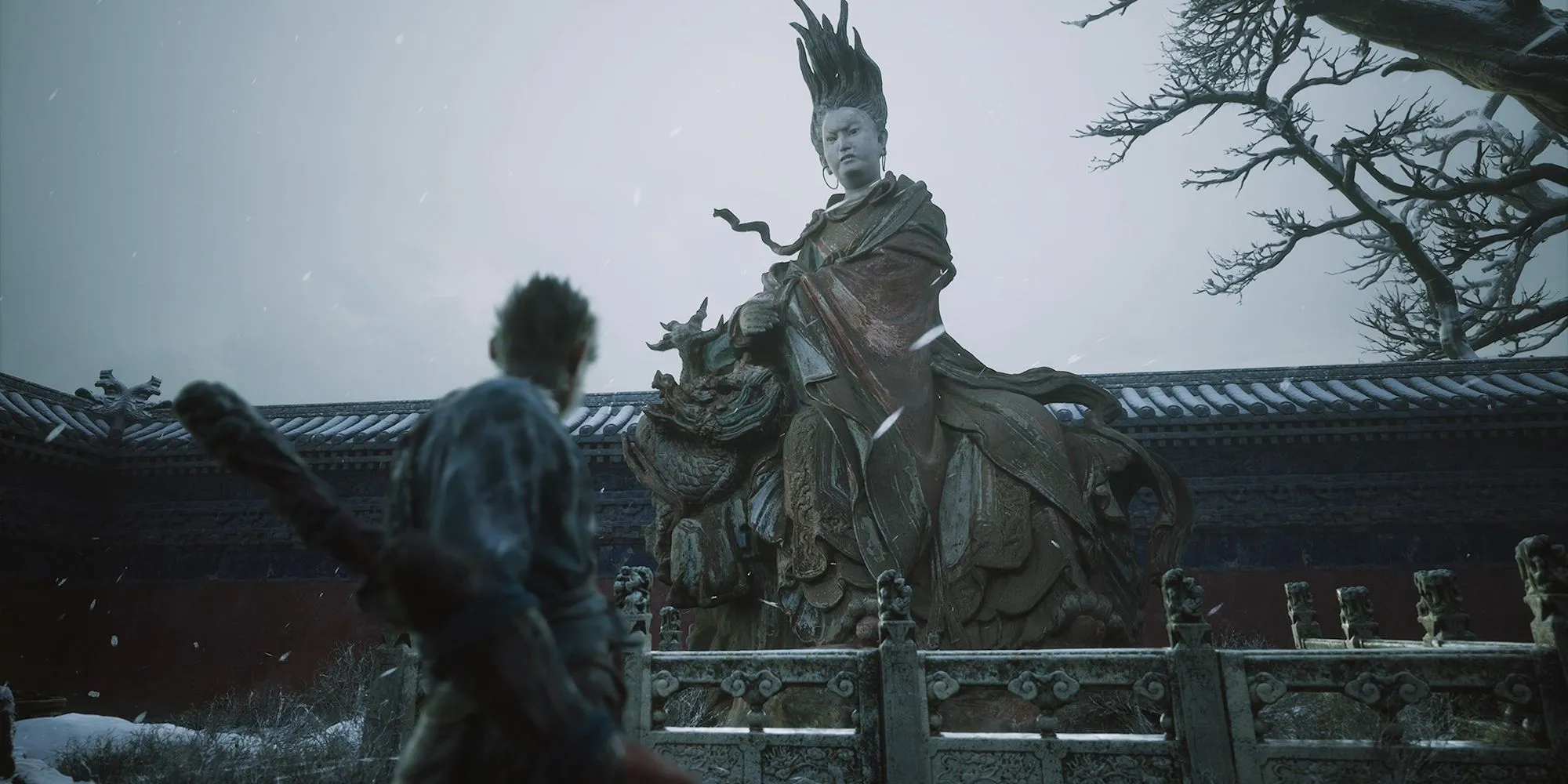 Tôn Ngộ Không trong Black Myth Wukong nhìn một bức tượng lớn trong khu vườn