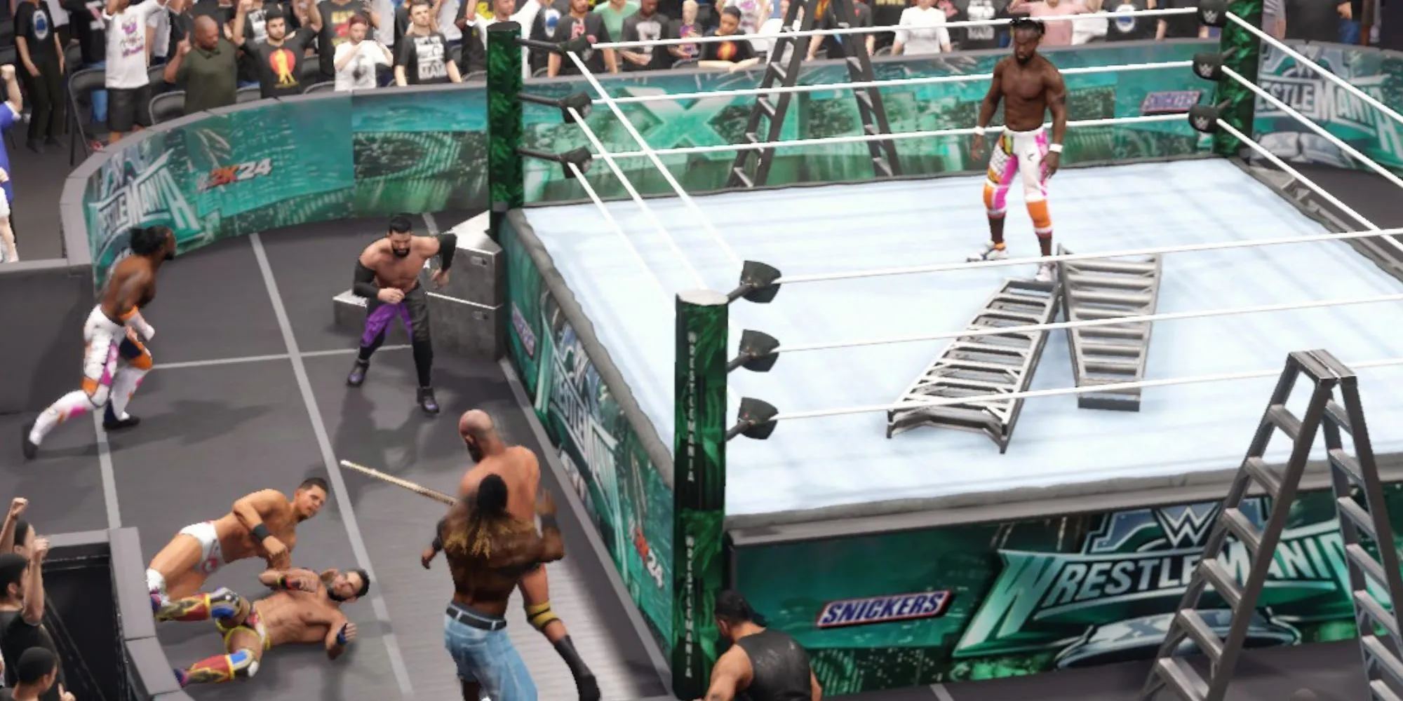 Trận đấu thang hỗn loạn trong WWE 2K24 với nhiều đô vật và thang bị đổ