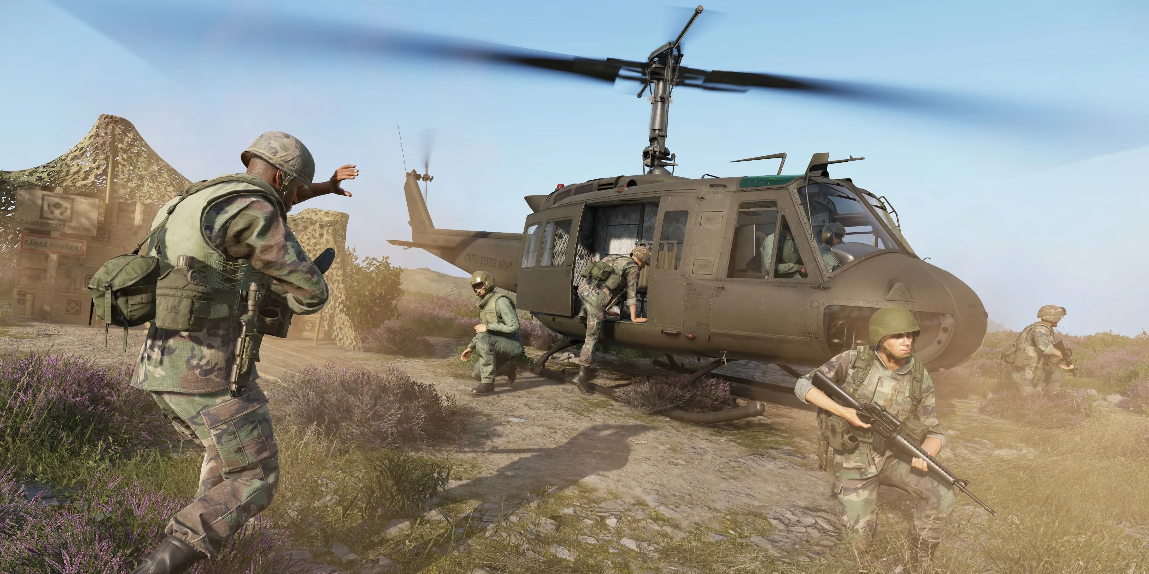 Trực thăng UH-1H trong ARMA Reforger đang bay trên bản đồ rừng núi