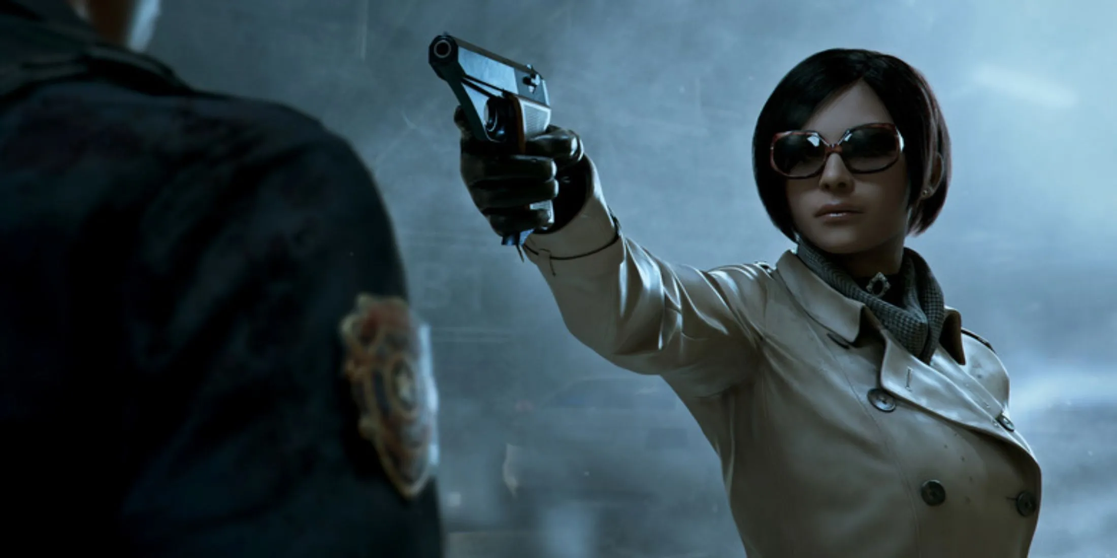 Ada Wong trong bộ trench coat và kính, chĩa súng vào Leon trong Resident Evil 2