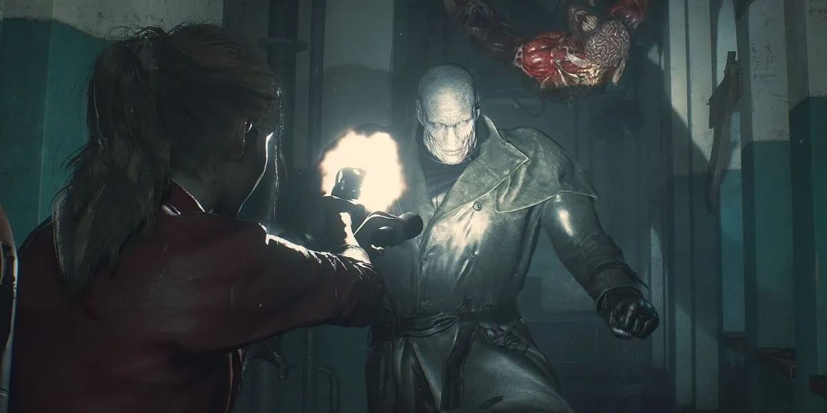 Claire đối mặt với Mr. X giữa bầy zombie trong Resident Evil 2