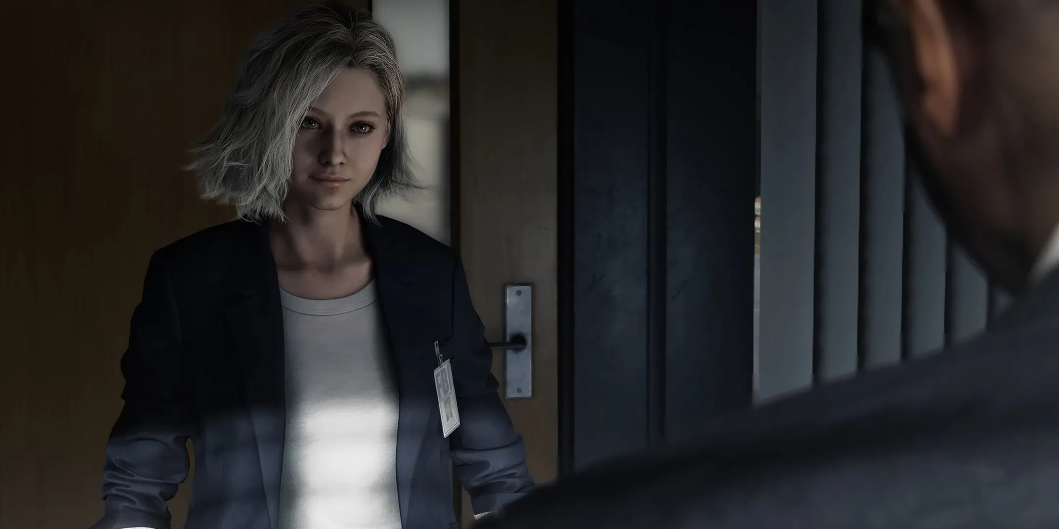 Grace Ashcroft, nhân vật liên quan đến Resident Evil Outbreak và RE9, đang nói chuyện với đặc vụ FBI khác.