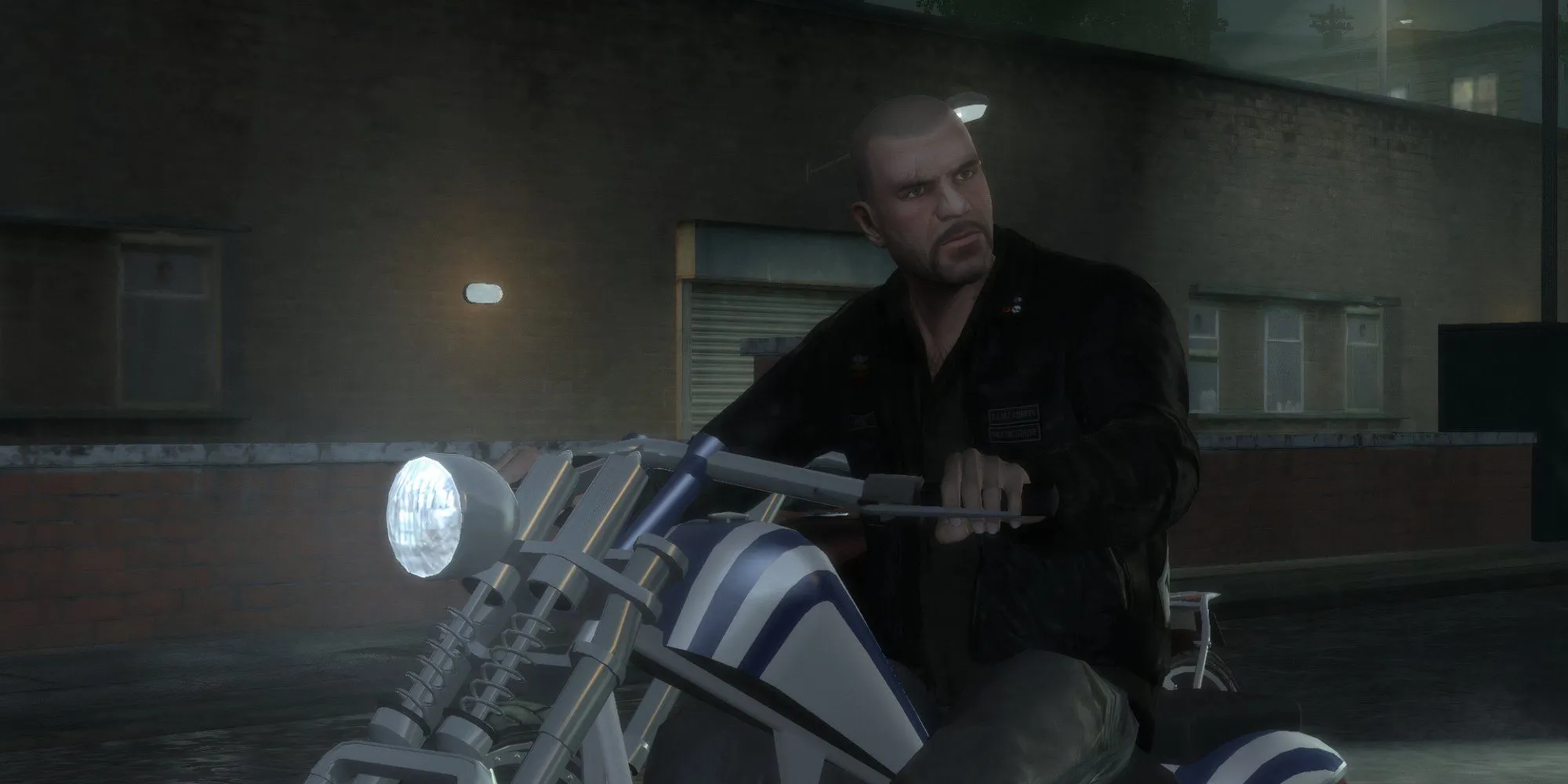 Hình ảnh Johnny Klebitz, nhân vật chính của GTA 4 The Lost &amp; Damned, đang lái xe máy vào ban đêm