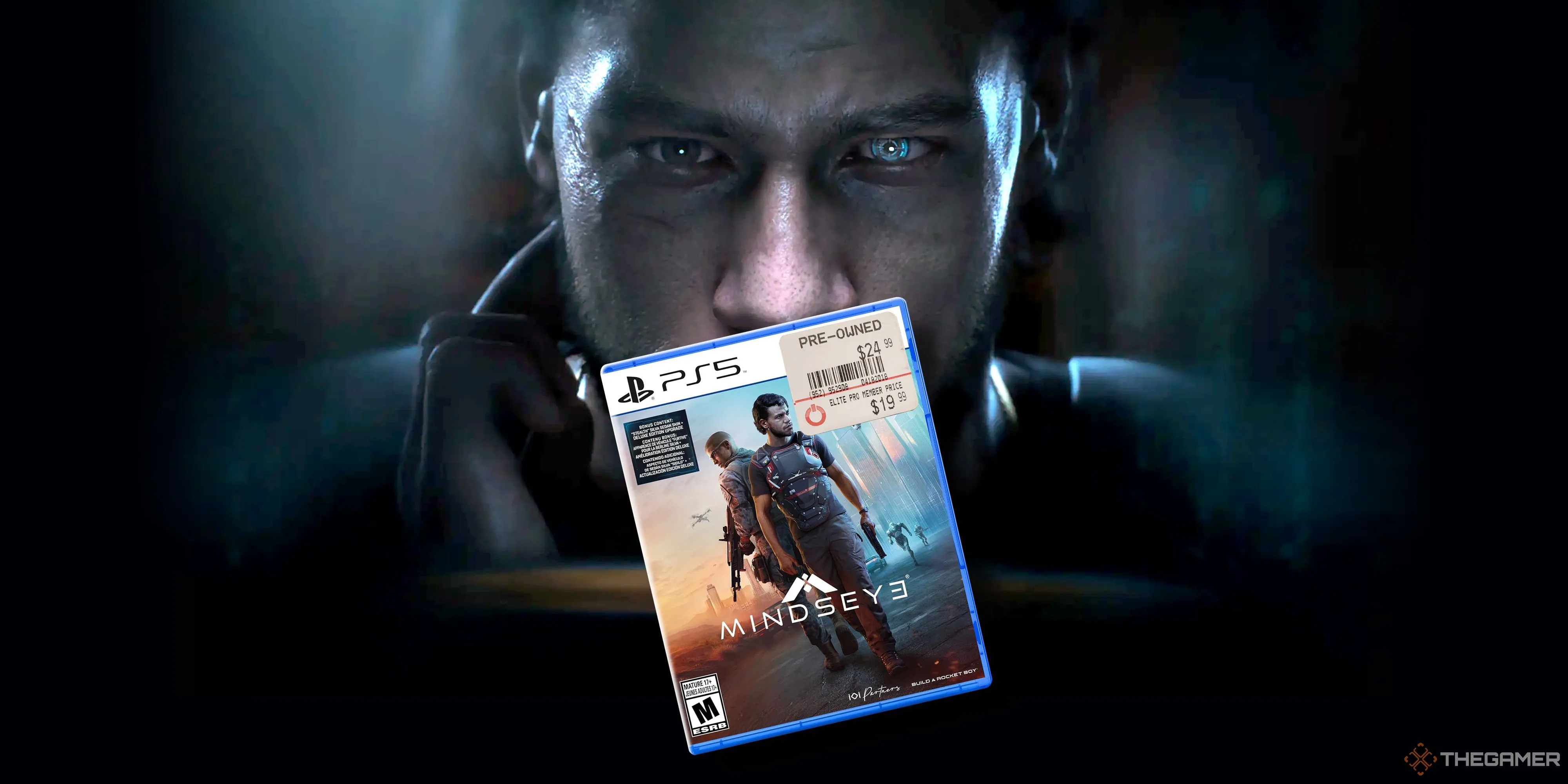 Một nhân vật game MindsEye nhìn chằm chằm vào hộp đĩa game PS5 có dán nhãn 'đã qua sử dụng' với giá chỉ 19.99 USD, ám chỉ việc game thất bại và rớt giá.