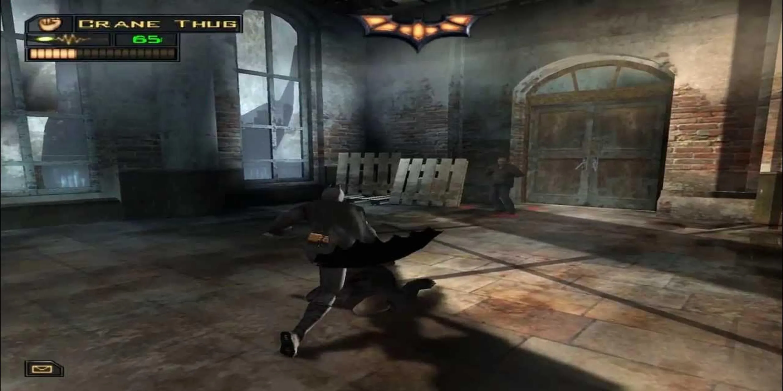 Batman đối mặt với một tên côn đồ trong Batman Begins