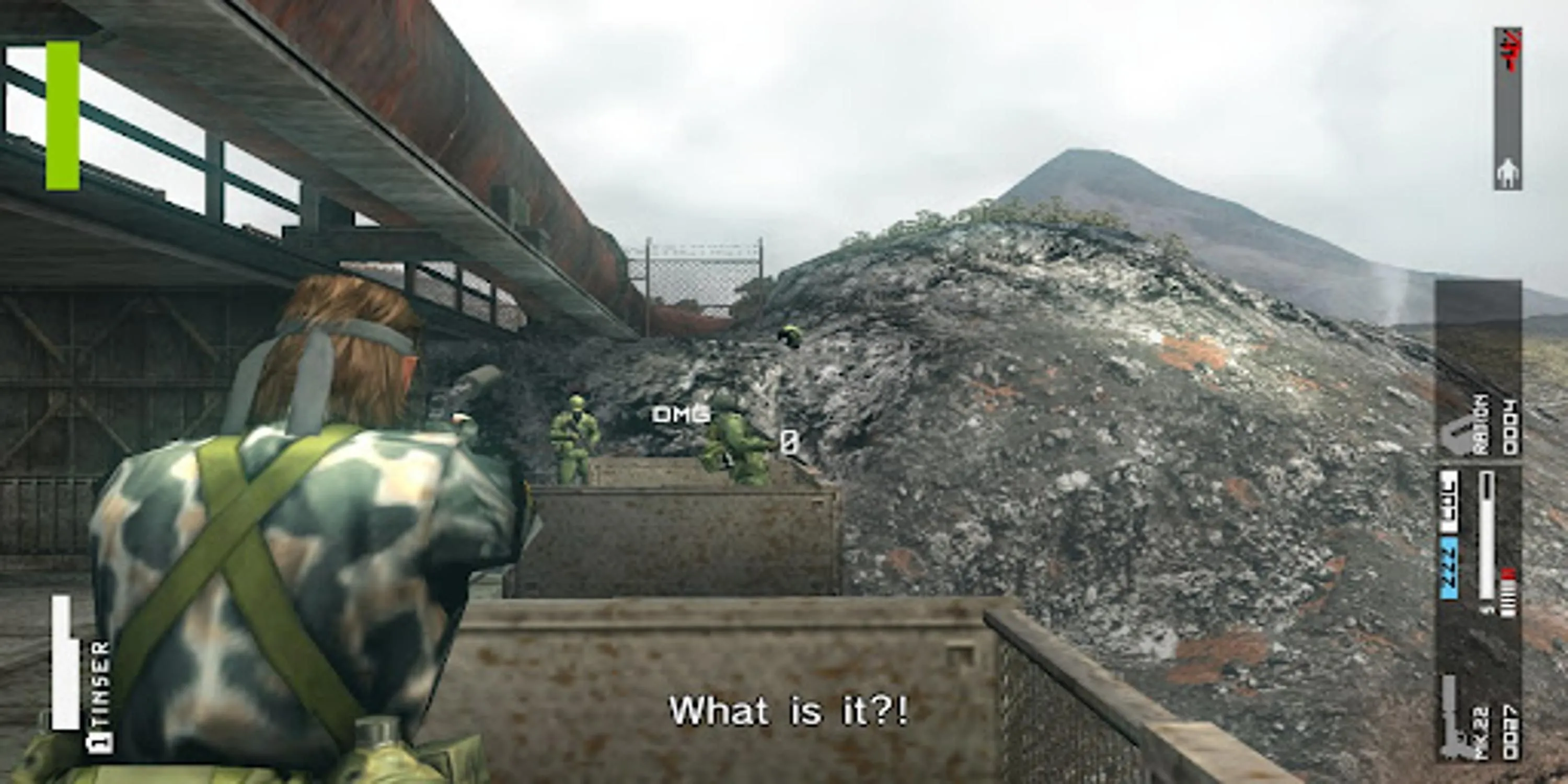 Big Boss (Solid Snake) ngắm bắn kẻ thù với súng trong Metal Gear Solid Peace Walker, tái hiện lối chơi lén lút kinh điển trên PSP