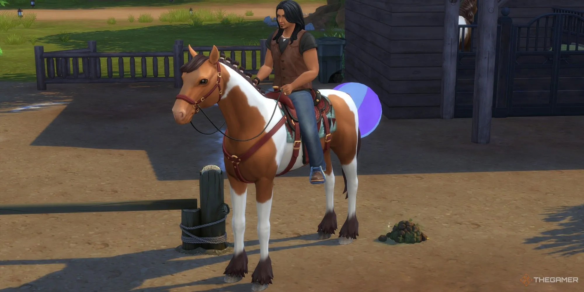 Cảnh tượng Sim cưỡi ngựa cạnh phân chuồng ở Umber Grove trong pack The Sims 4 Horse Ranch.