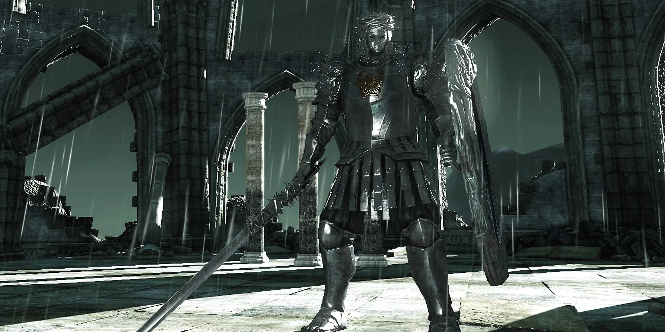 Hiệp sĩ Looking Glass từ Dark Souls 2 đứng trong đấu trường mưa.