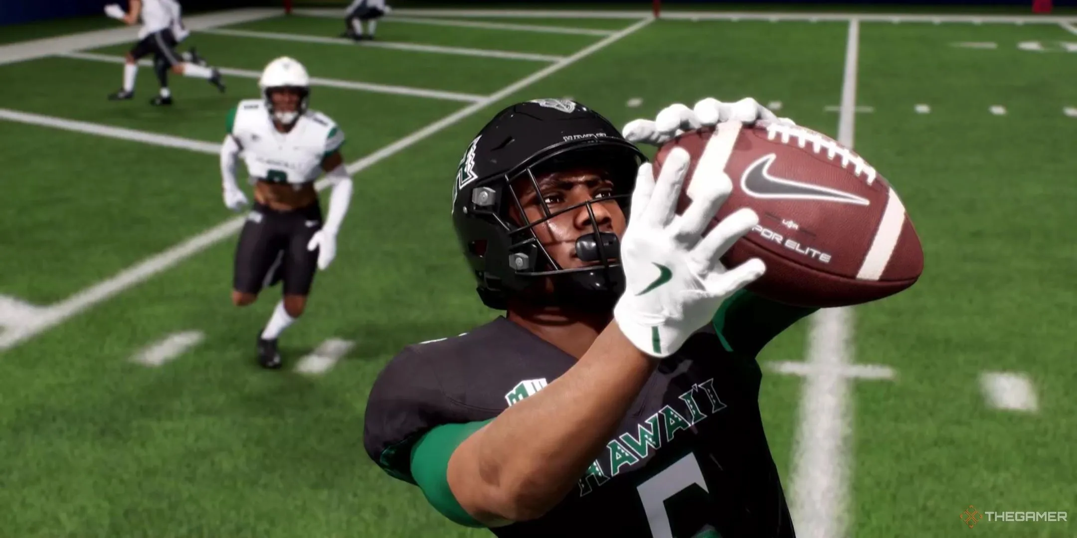 Khoảnh khắc cầu thủ Tight End bắt bóng, minh họa cho việc tận dụng điểm mạnh cá nhân trong College Football 26.