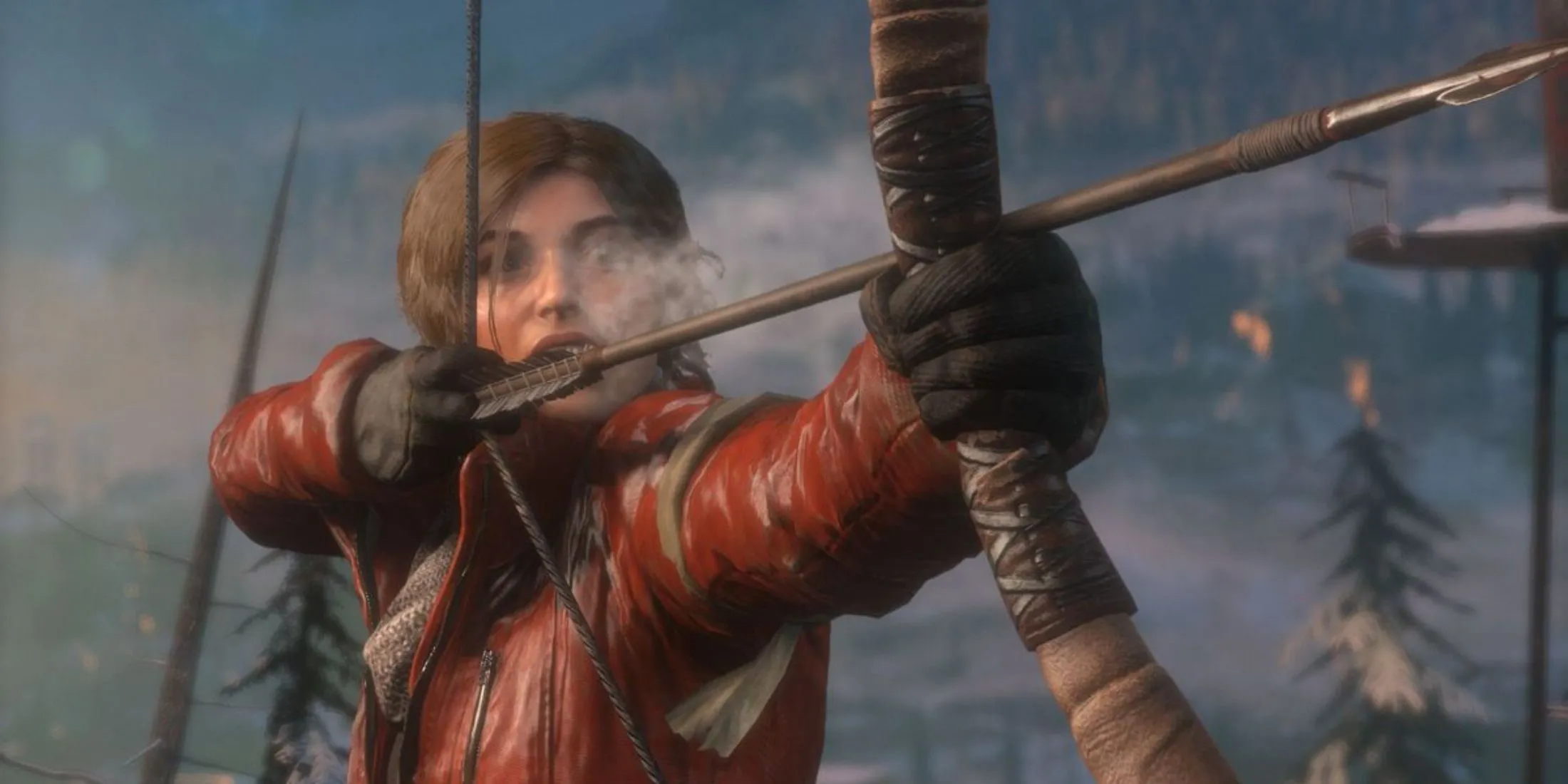 Lara Croft chuẩn bị bắn cung trong rừng tuyết ở Rise Of The Tomb Raider